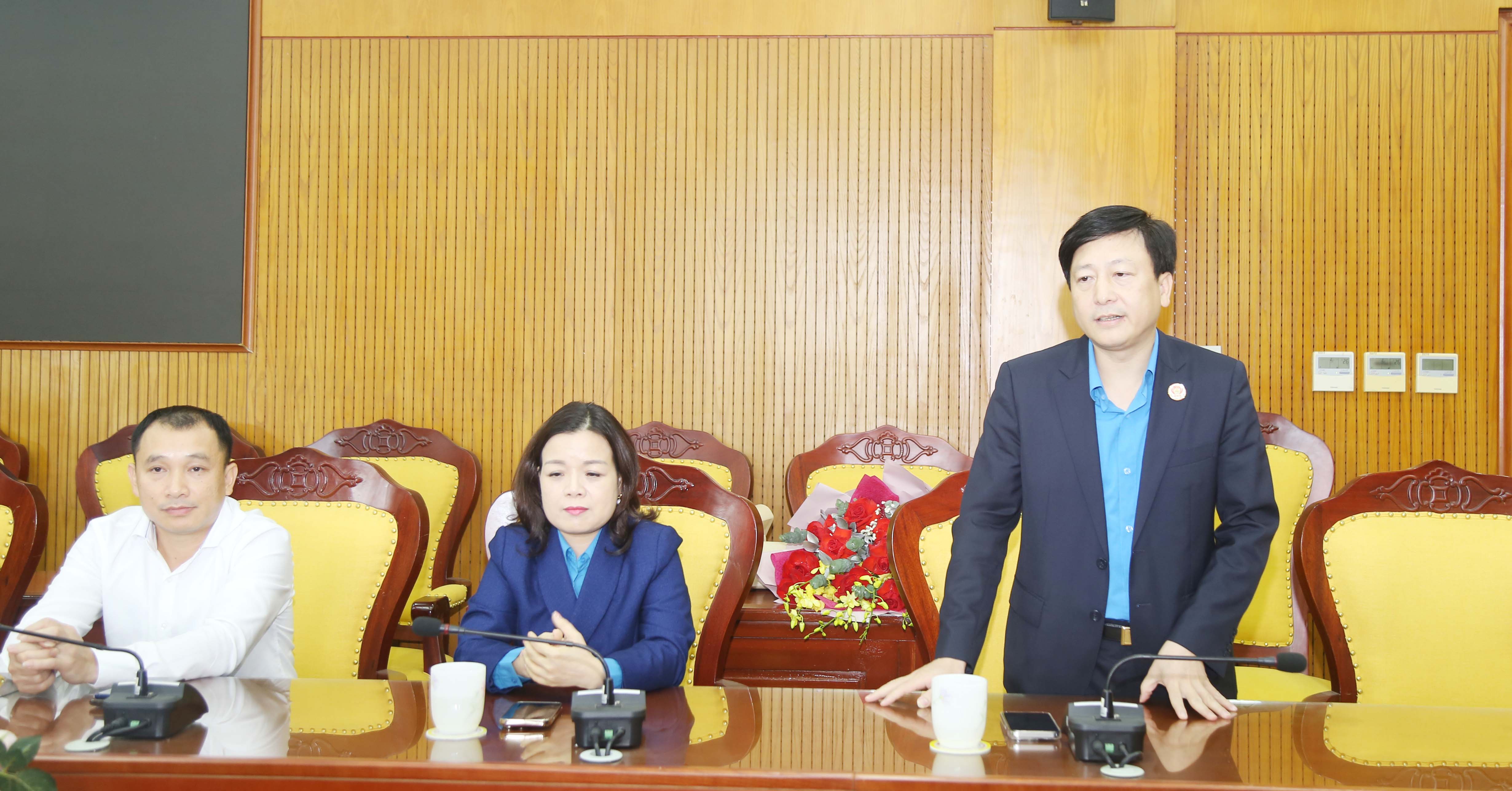 Chủ tịch Liên đoàn Lao động tỉnh Lào Cai báo cáo về công tác chuẩn bị, nhiệm vụ của Đoàn đại biểu tỉnh Lào Cai dự đại hội. IMG_5861.JPG