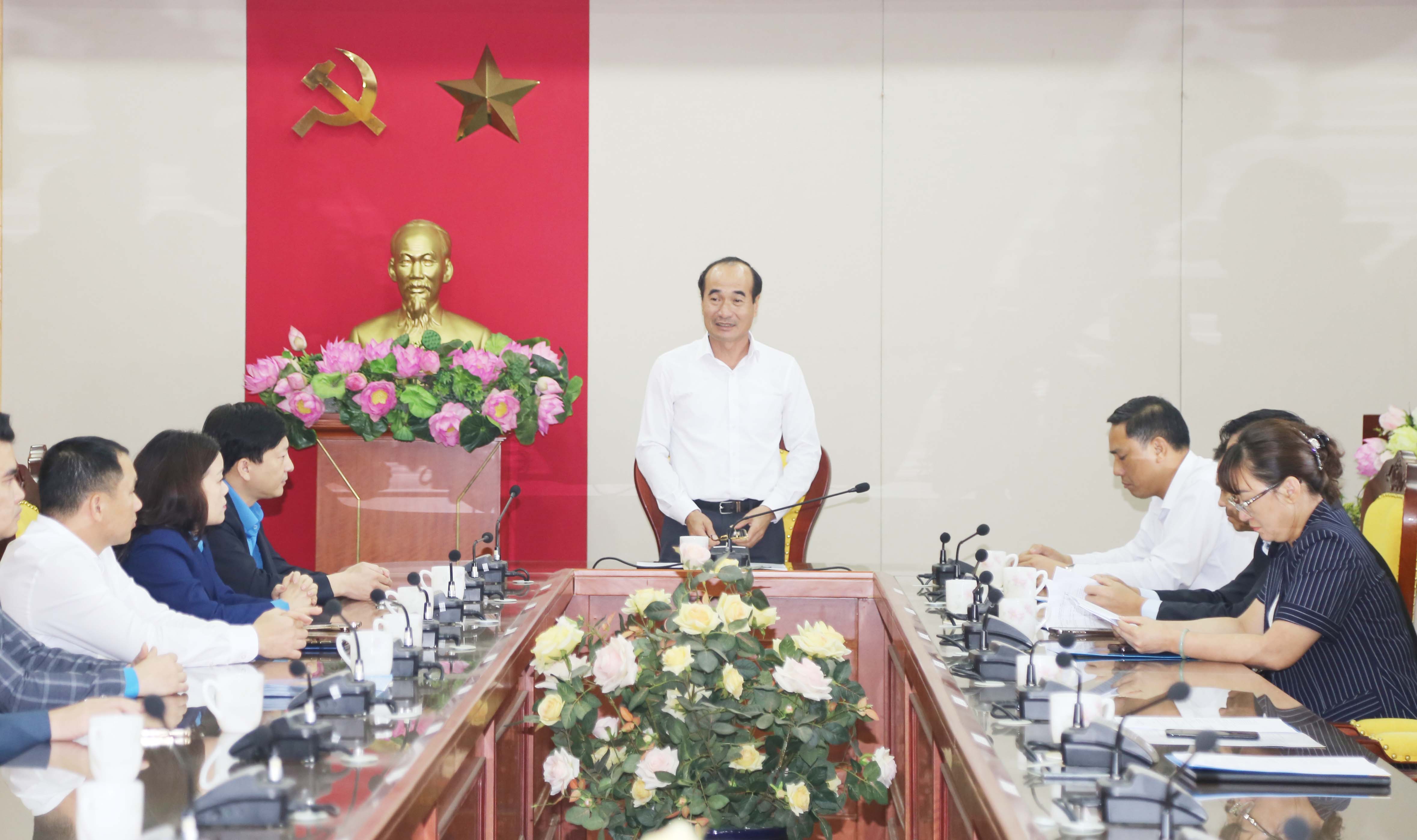 Phó Bí thư Thường trực Tỉnh ủy, C hủ tịch HĐND tỉnh Vũ Xuân Cường phát biểu tại buổi gặp mặt. IMG_5872.JPG