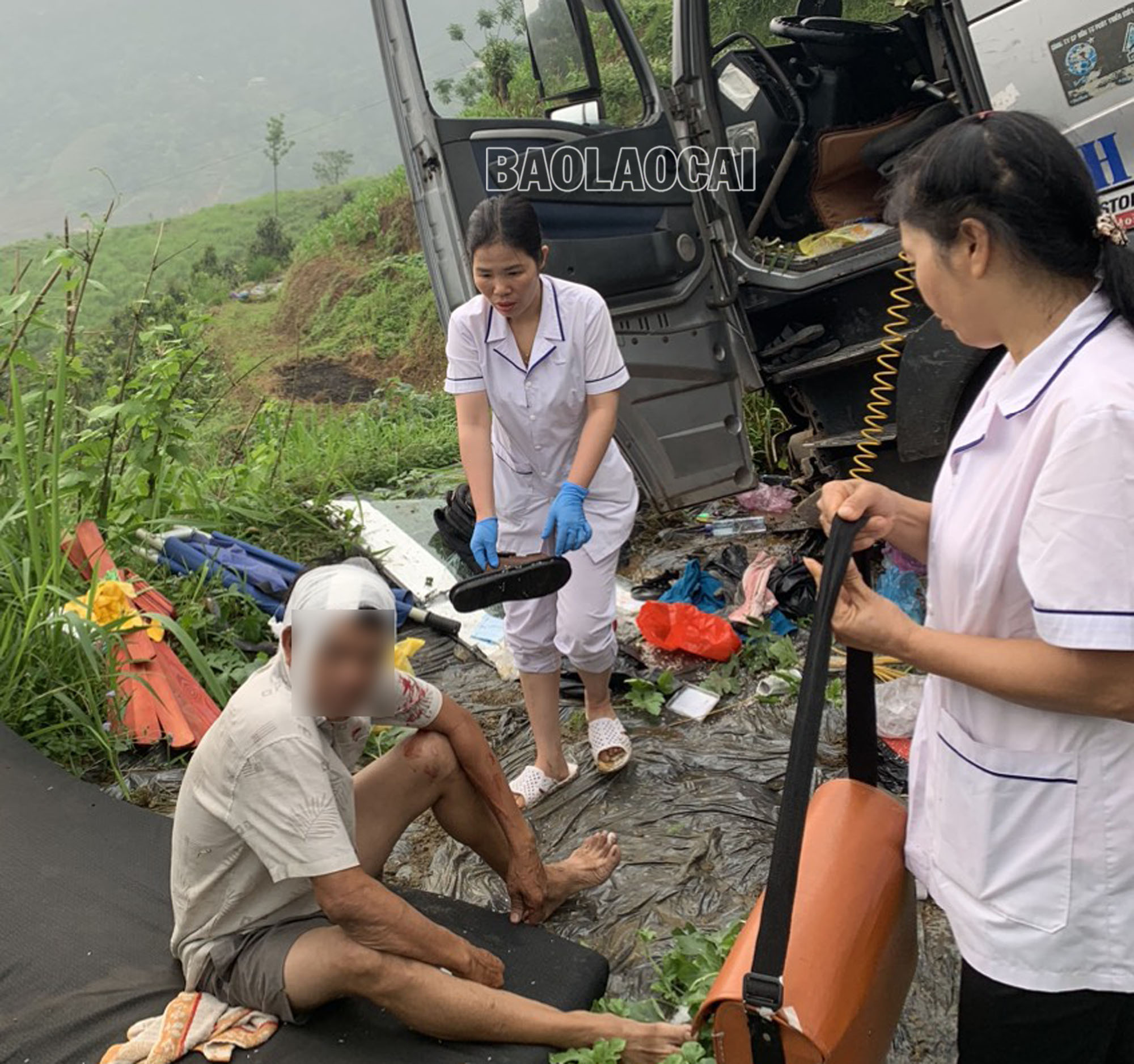 Cán bộ y tế sơ cứu nạn nhân Nguyễn Văn H. A1 (1).jpg