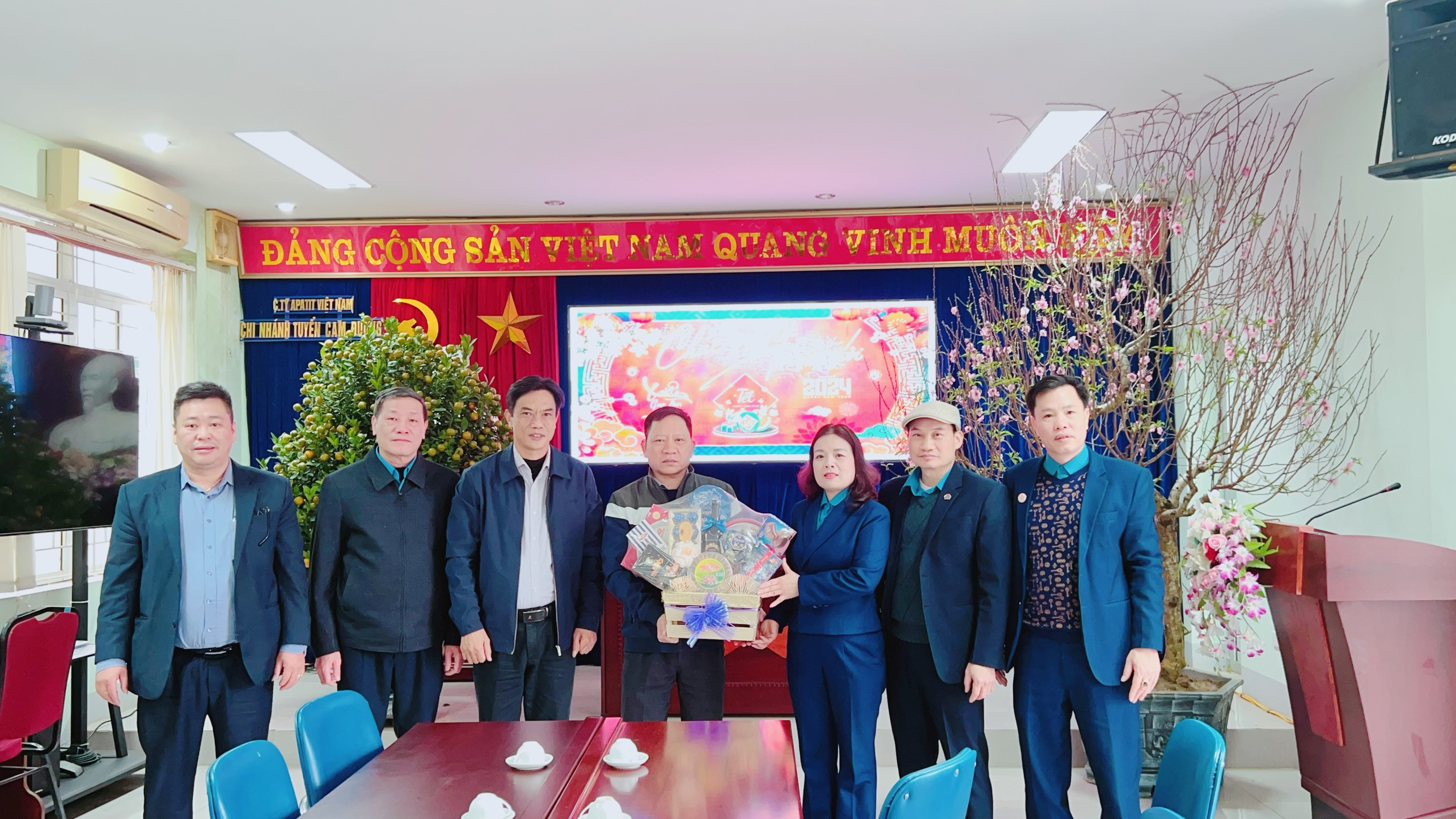 Đoàn tặng quà Chi nhánh Tuyển Cam Đường, Công ty TNHH Một thành viên Apatit Việt Nam (ảnh Quang Dương). z5126714879149_9811e67fbebc5e275f78465d7f86eff6.jpg
