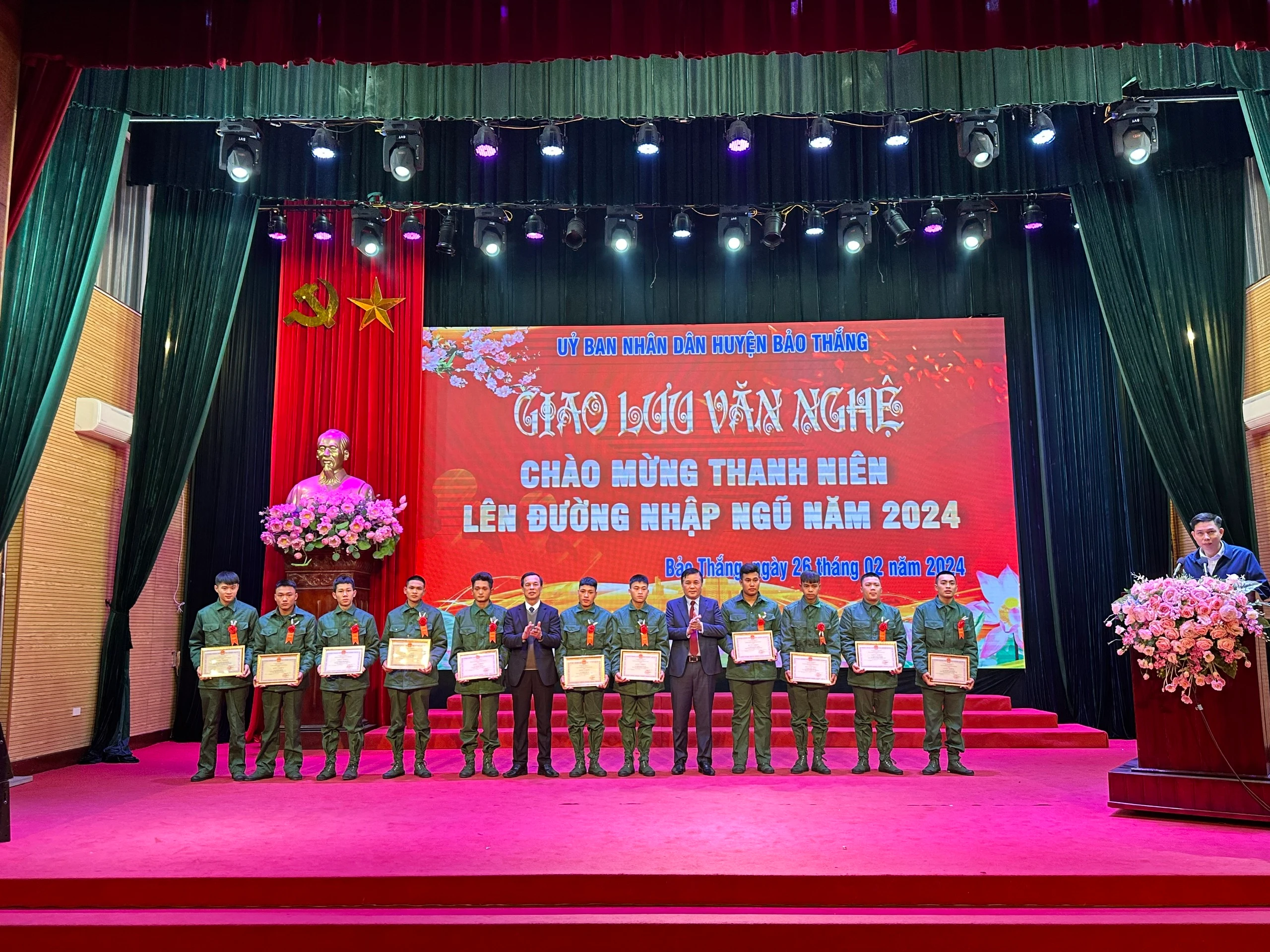 Lãnh đạo huyện Bảo Thắng tặng quà tân binh.