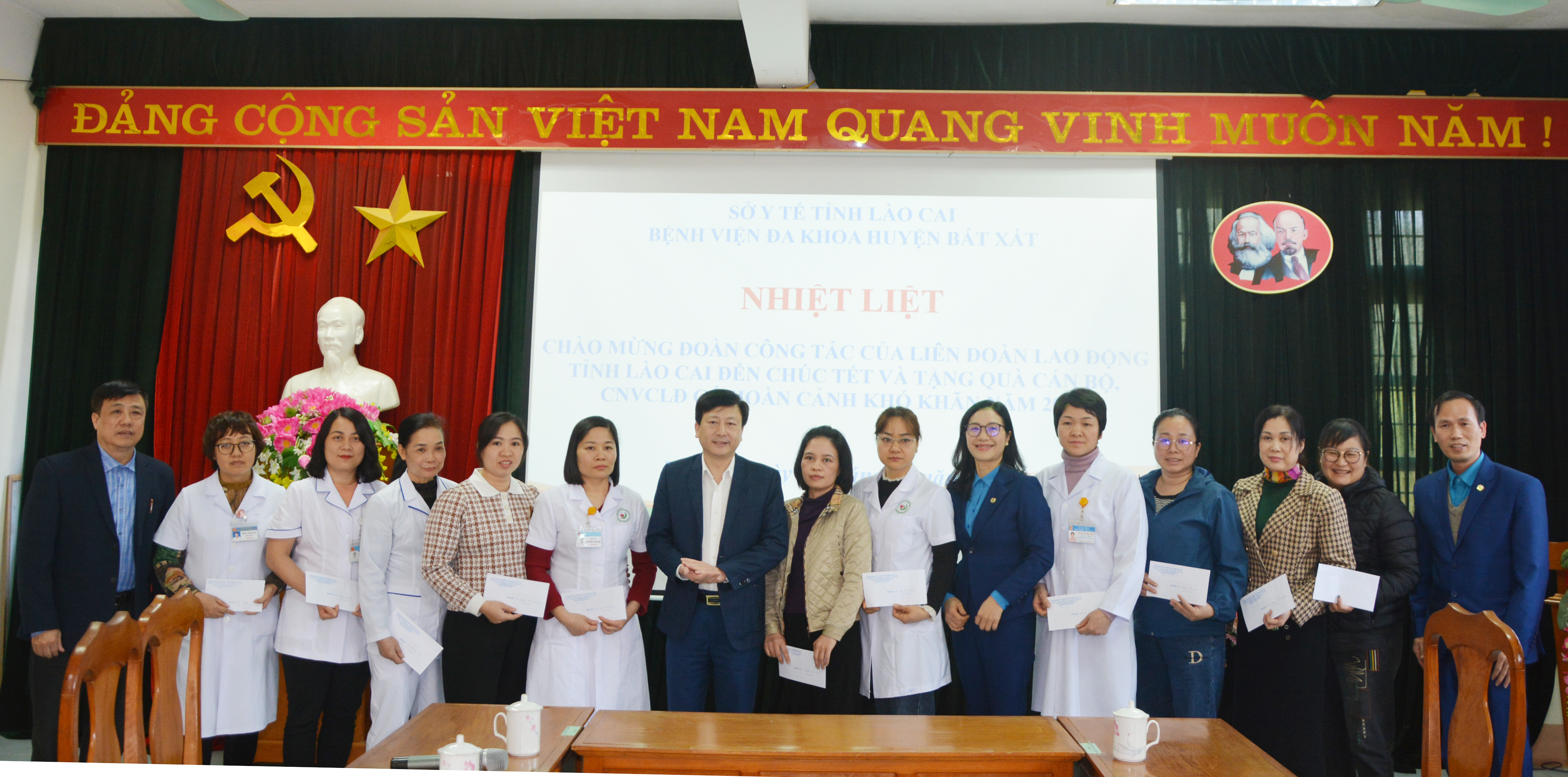 Đoàn công tác tặng quà tết cho bệnh viện và đoàn viên, lao động tại Bệnh viện Đa khoa huyện Bát Xát. DSC_1662.JPG