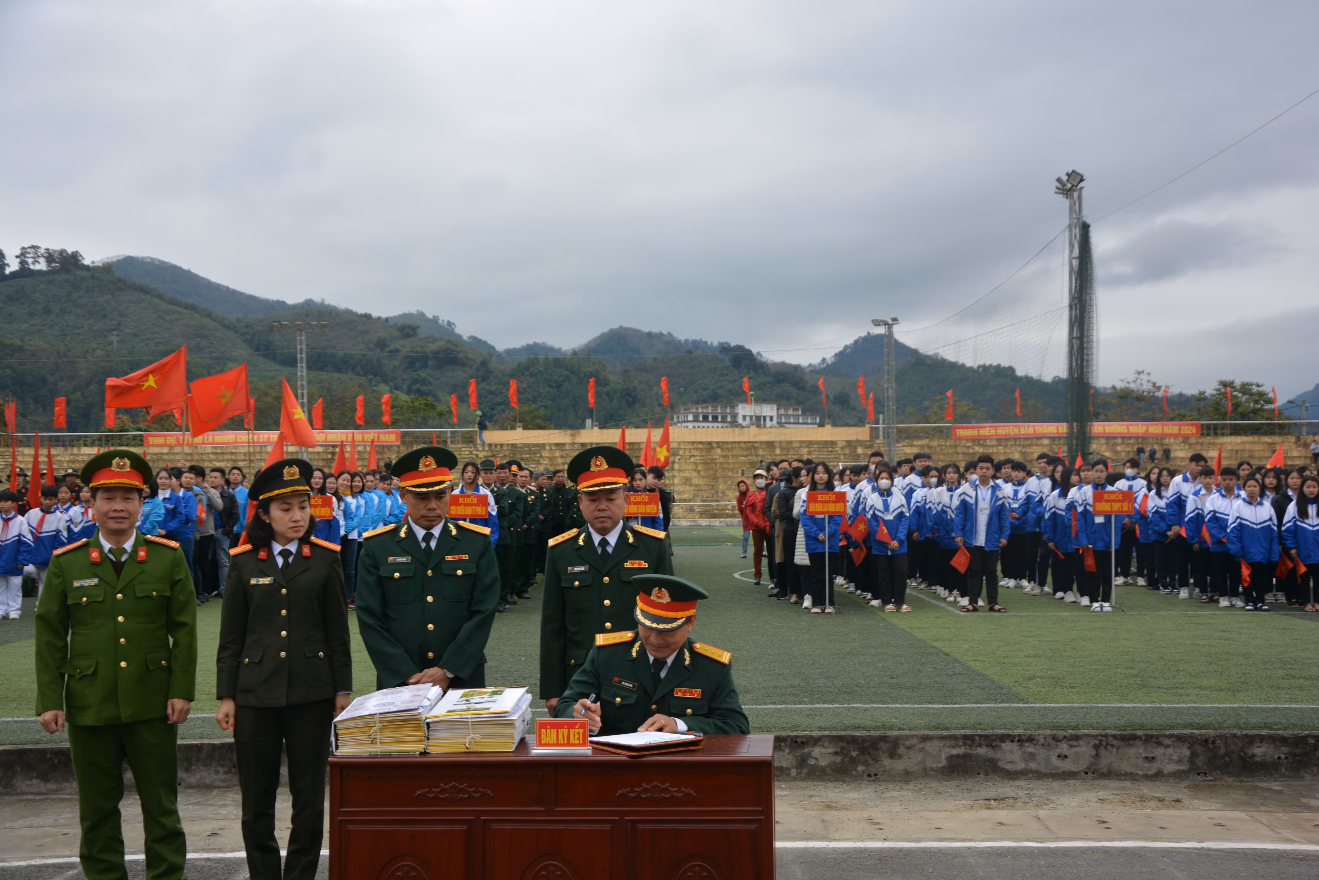 Các đơn vị ký kết giao, nhận quân.