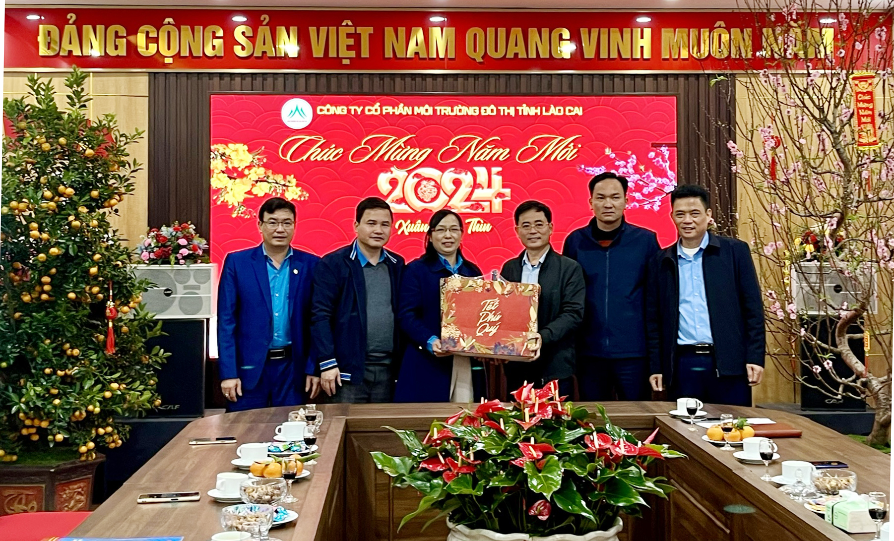 Đoàn tặng quà tết Công ty cổ phần Môi trường đô thị tỉnh Lào Cai (ảnh Quang Dương). z5126781951033_624c375381eb92a9244056a2cd913b6c.jpg