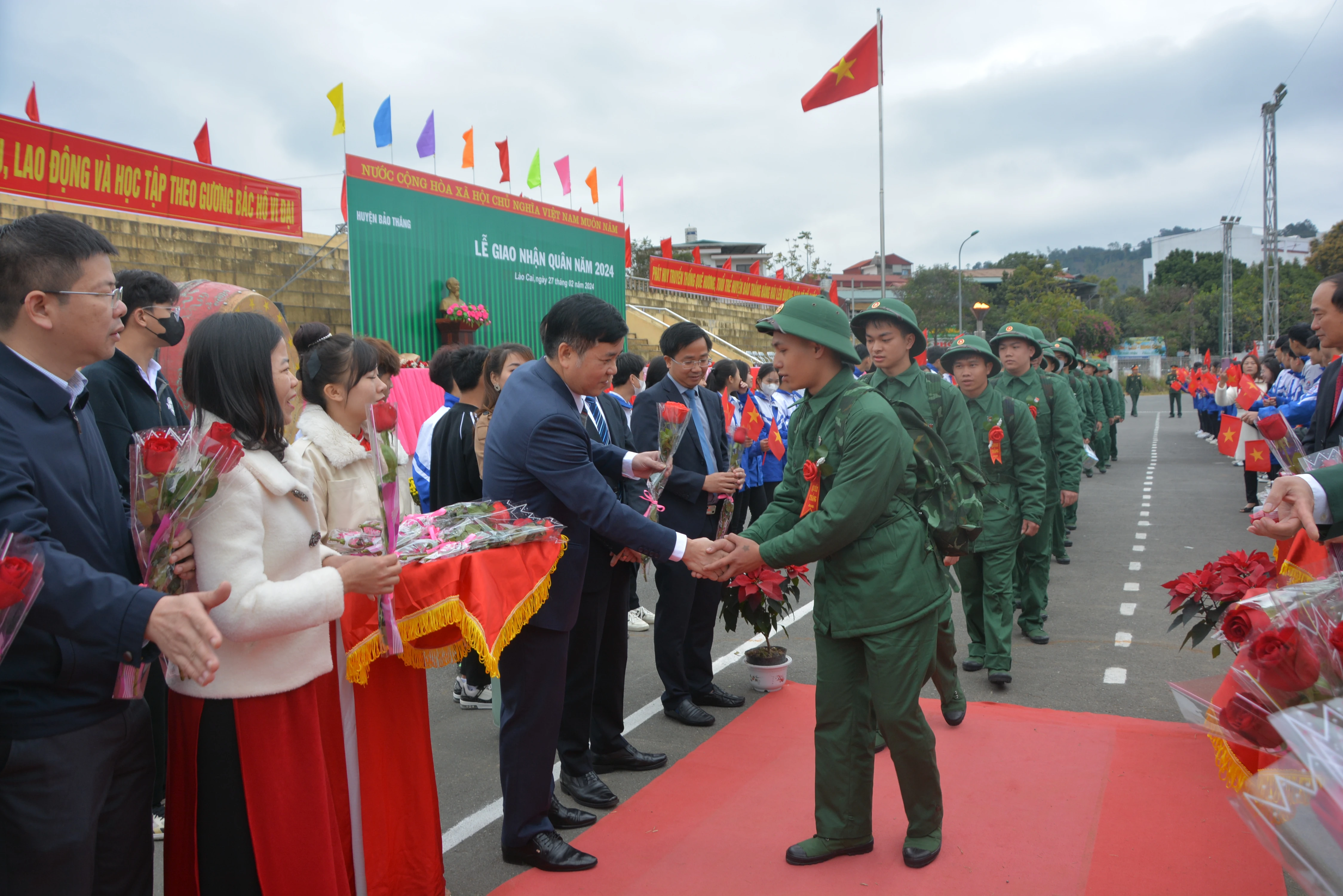 Lãnh đạo huyện Bảo Thắng tặng hoa động viên tân binh.