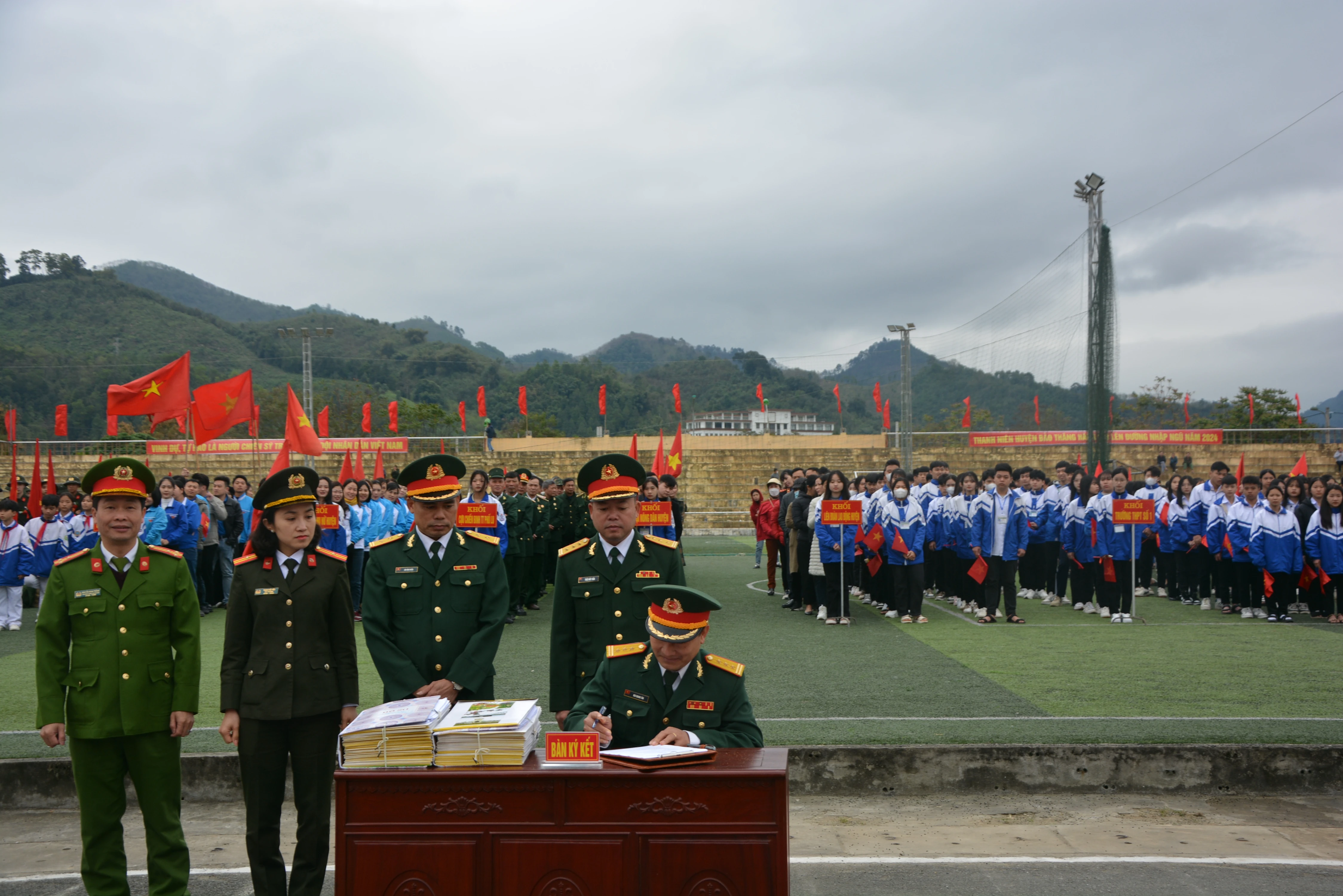 Các đơn vị ký kết giao, nhận quân.