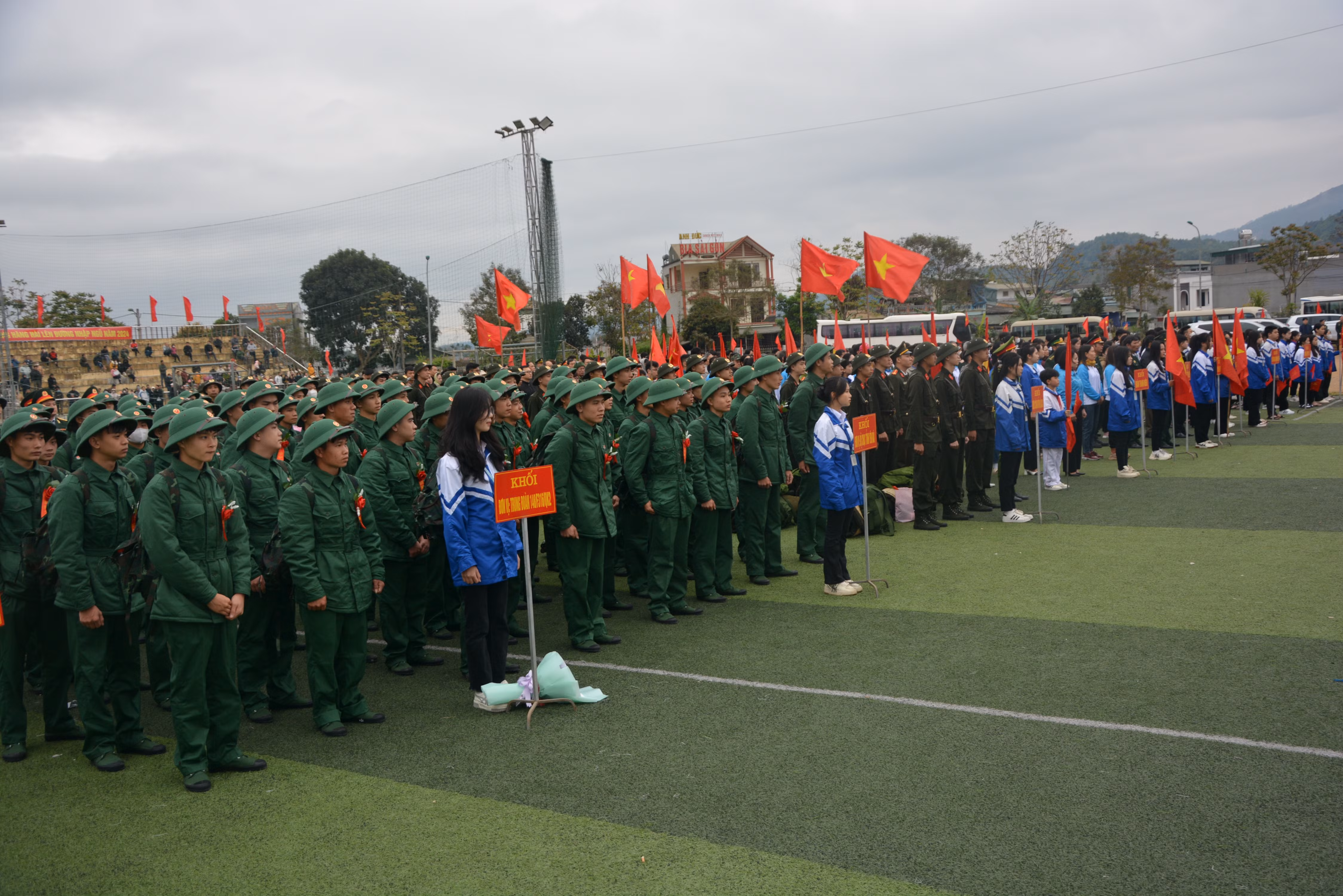 Hơn 100 tân binh của huyện Bảo Thắng lên đường nhập ngũ.