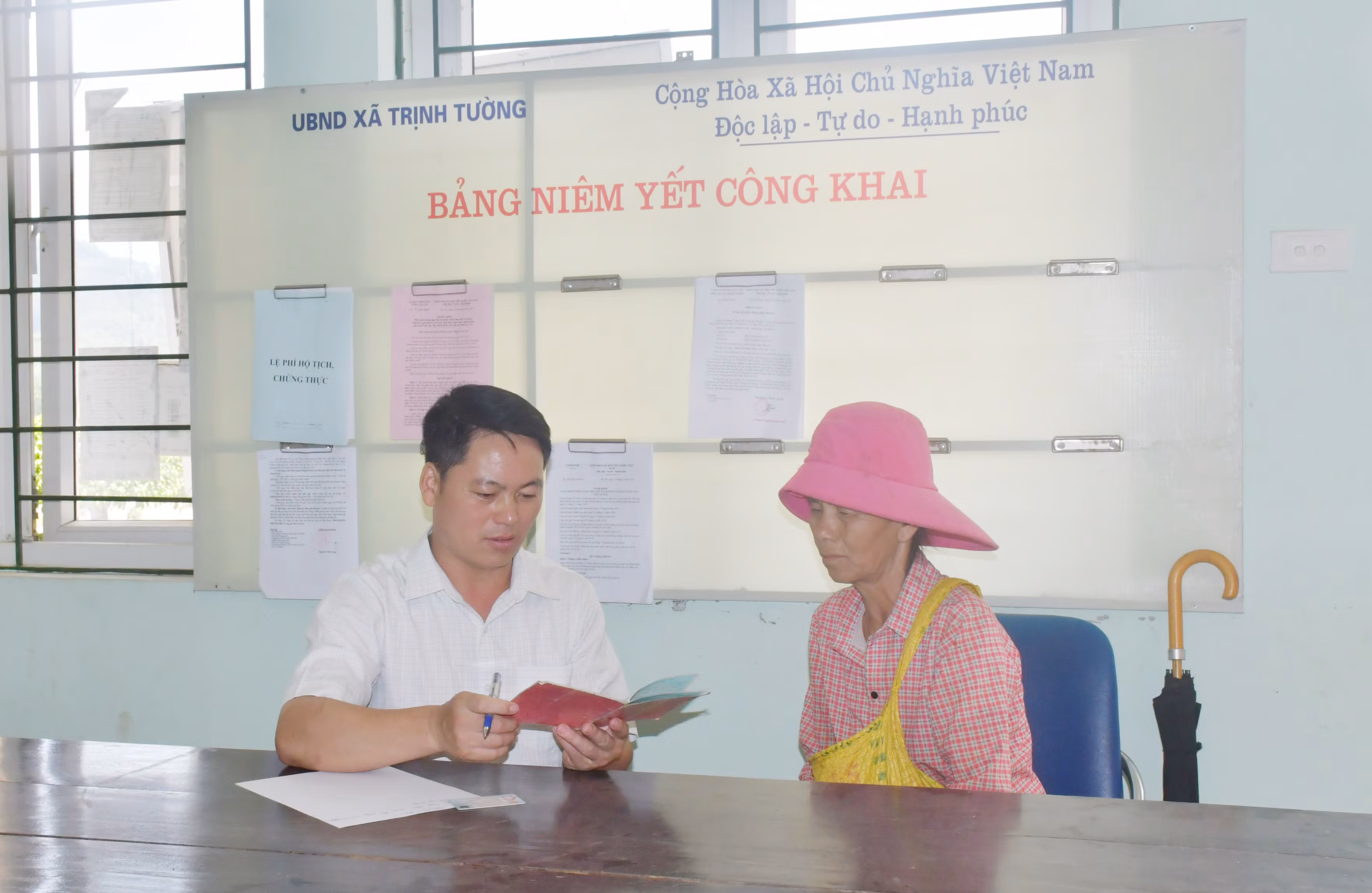 Lãnh đạo xã Trịnh Tường nắm bắt tâm tư, nguyện vọng của người dân về việc thực hiện giải quyết thủ tục hành chính.jpg