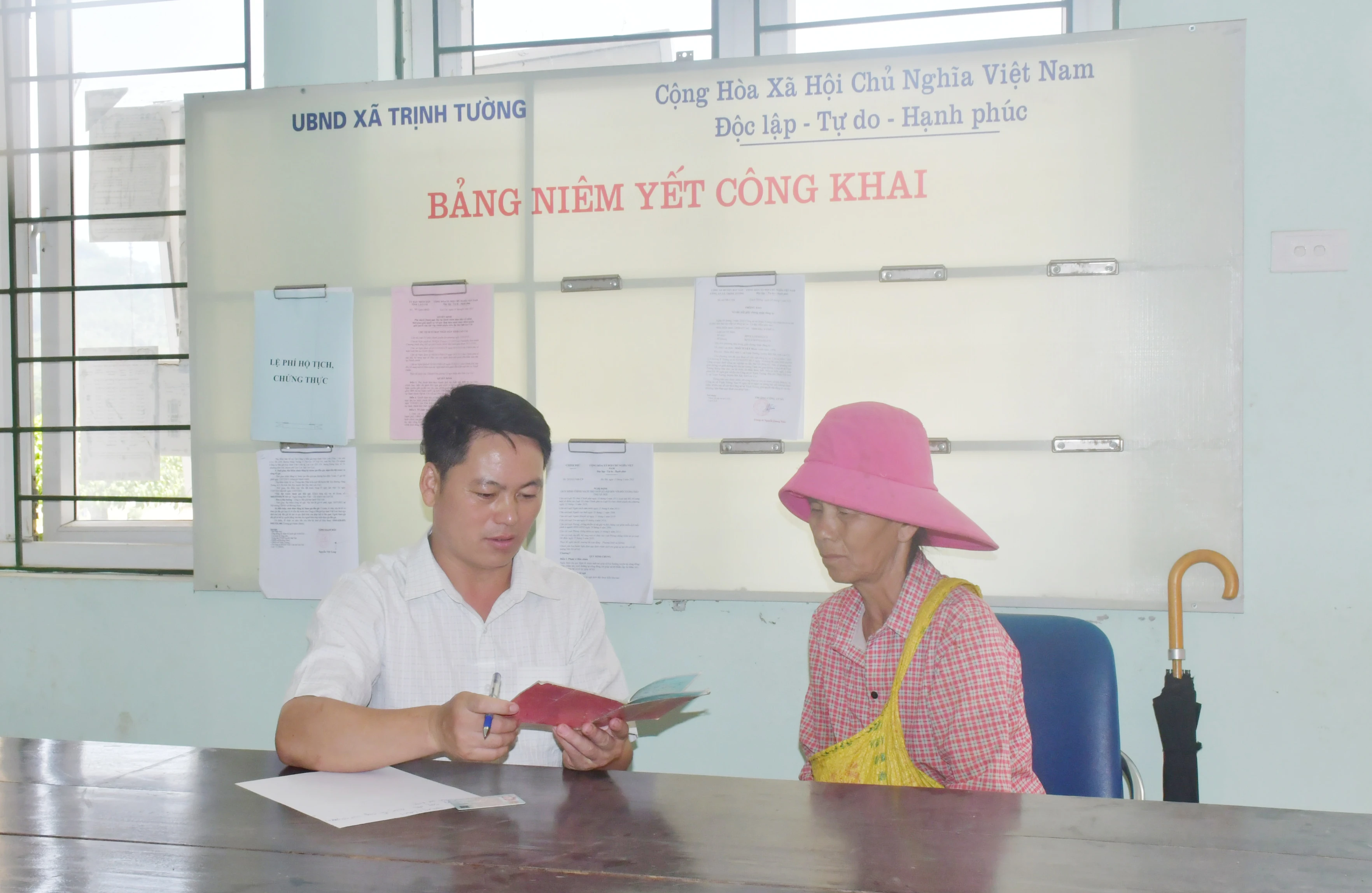 Lãnh đạo xã Trịnh Tường nắm bắt tâm tư, nguyện vọng của người dân về việc thực hiện giải quyết thủ tục hành chính.jpg