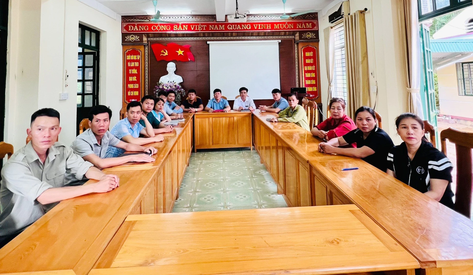 Các cơ quan, đơn vị trên địa bàn huyện tổ chức tưởng niệm và xem truyền hình trực tiếp lễ viếng đồng chí Tổng Bí thư Nguyễn Phú Trọng.