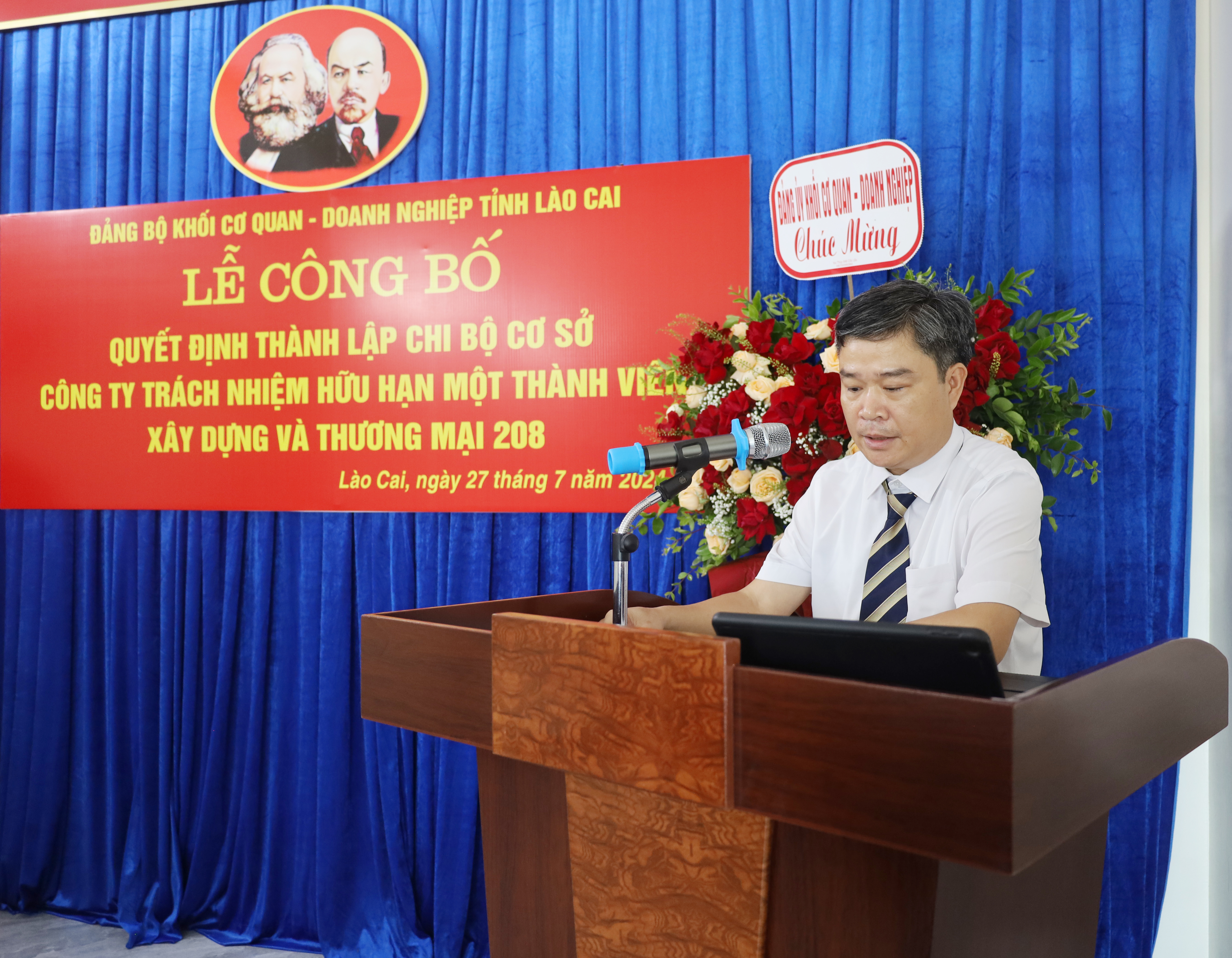 Đồng chí Trần Xuân Tuấn, Bí thư Chi bộ Công ty TNHH Một thành viên Xây dựng và Thương mại 208 phát biểu tại buổi lễ. IMG_1844.JPG
