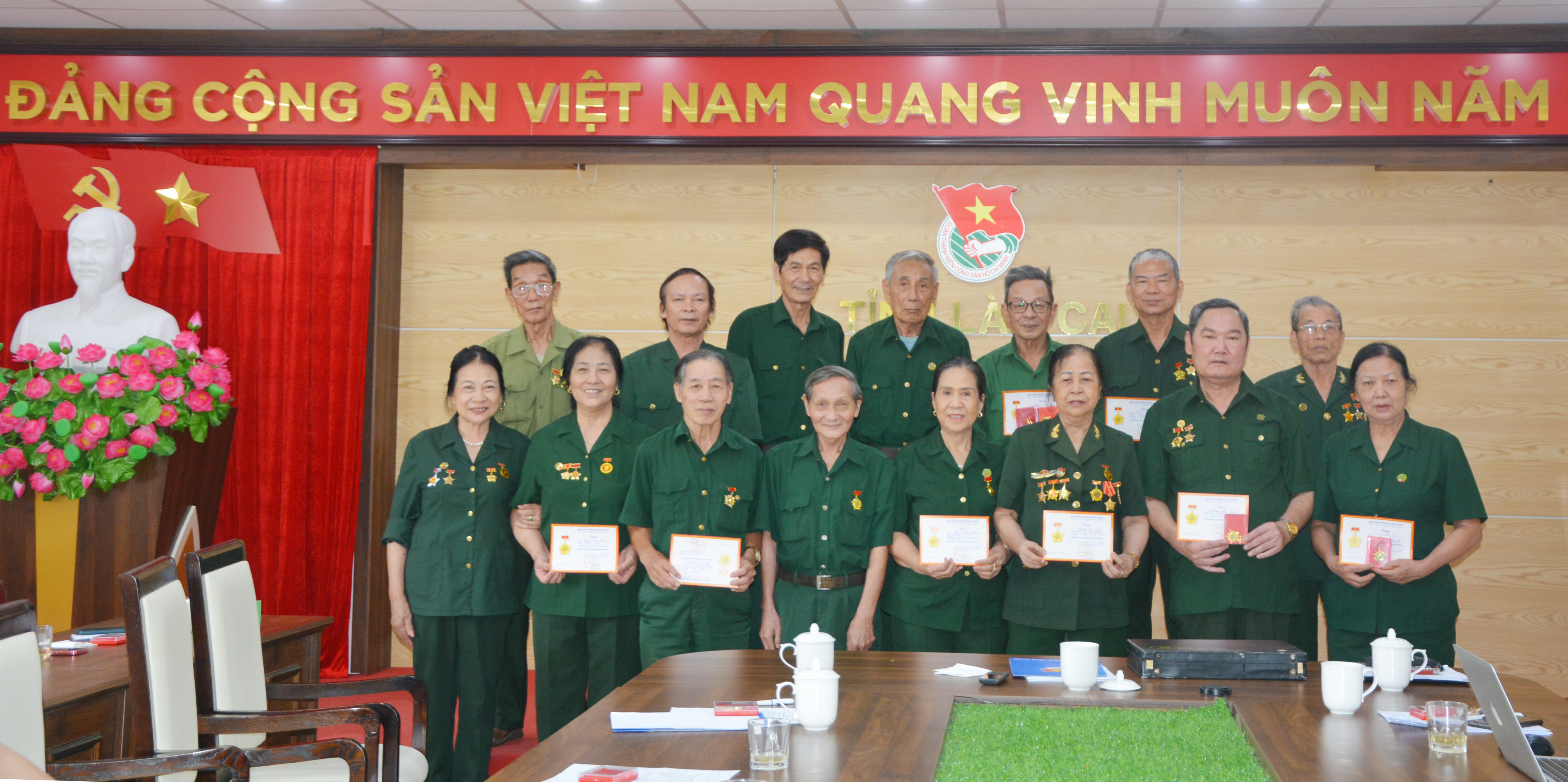 Lãnh đạo Hội Cựu Thanh niên xung phong tỉnh trao tặng Kỷ niệm chương và chụp ảnh lưu niệm với cán bộ, hội viên. DSC_6758.JPG