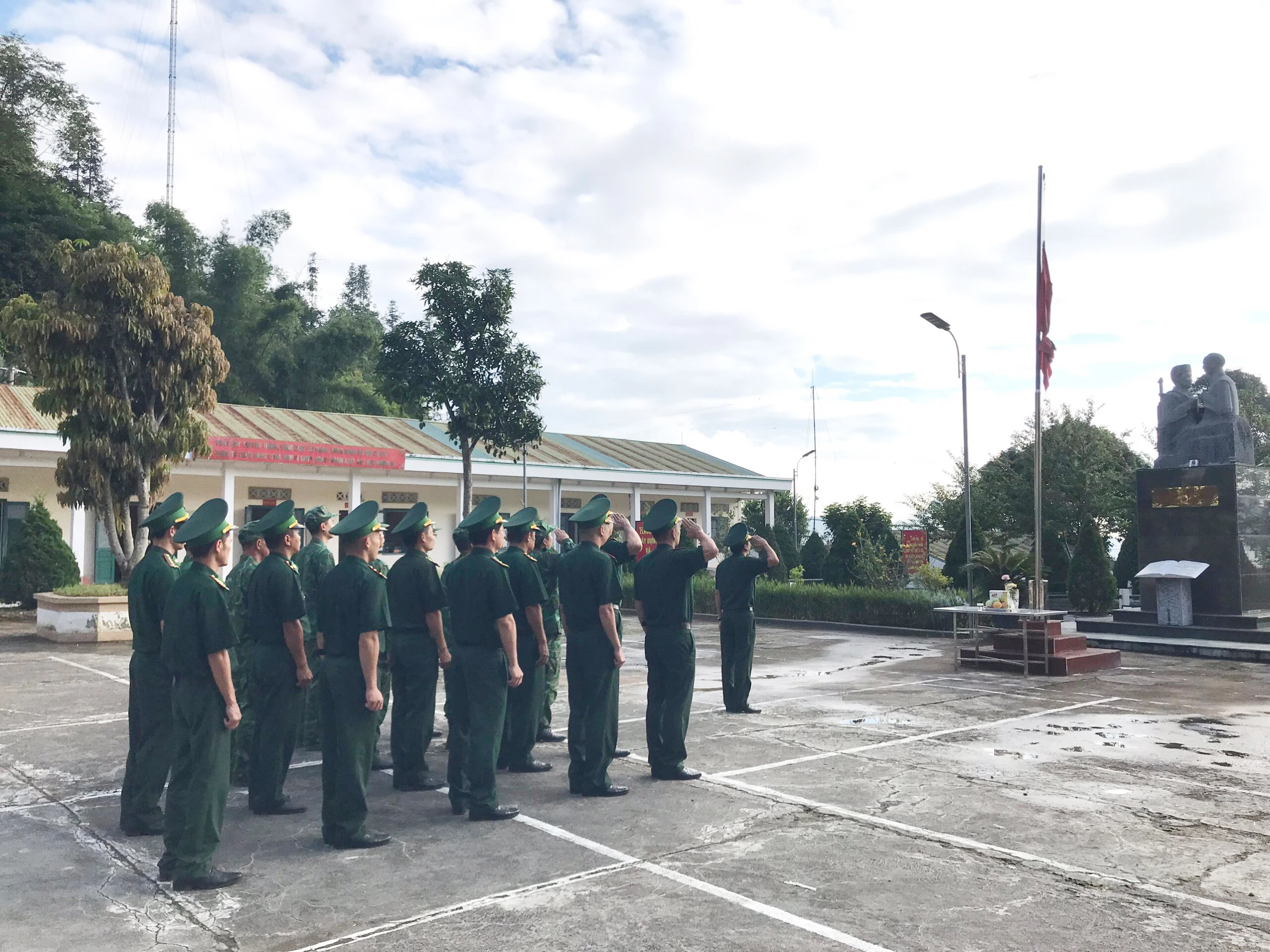 Đồn Biên phòng Si Ma Cai tổ chức treo cờ rủ tưởng niệm đồng chí Tổng Bí thư Nguyễn Phú Trọng.