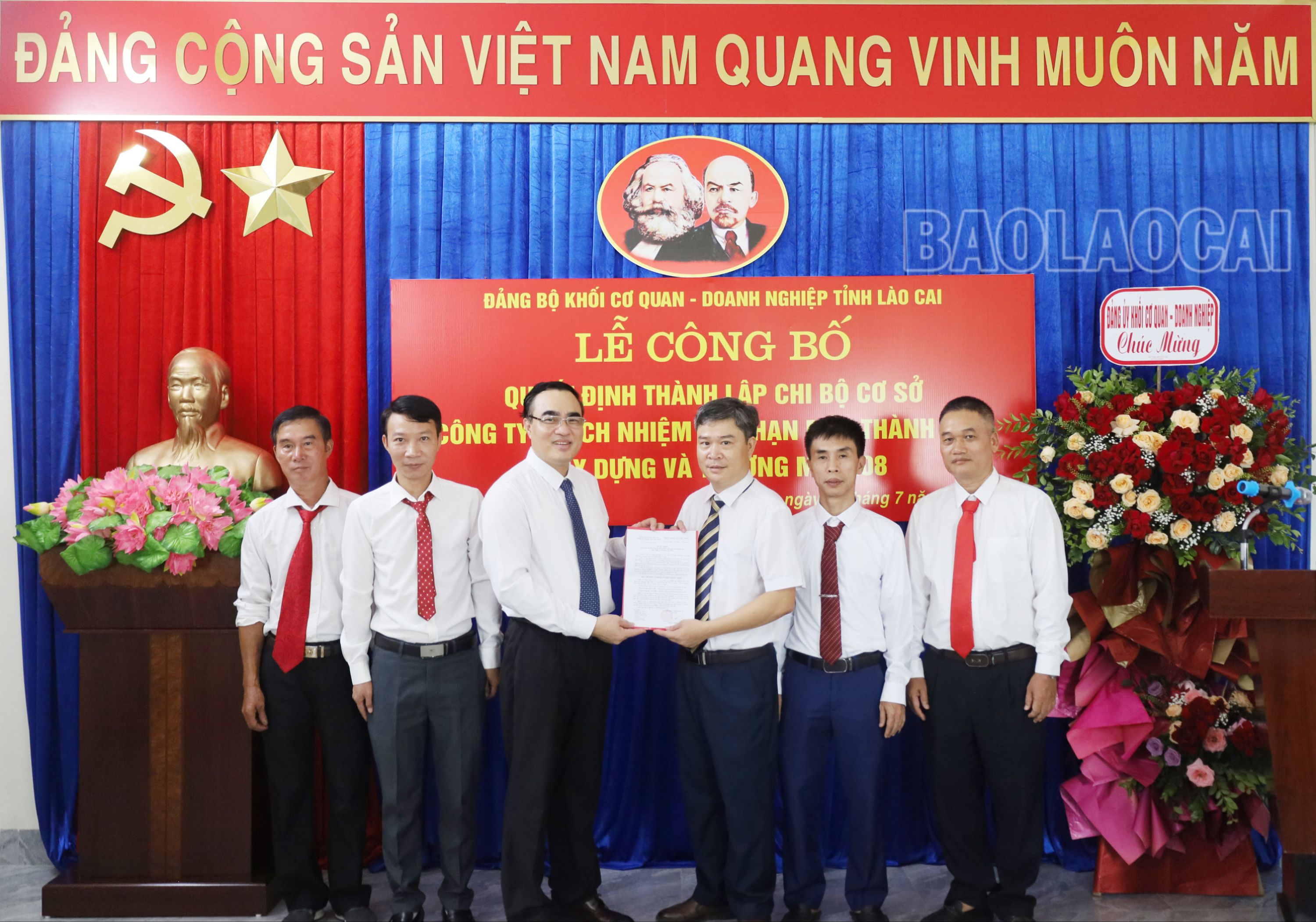 Bí thư Đảng ủy Khối Cơ quan - Doanh nghiệp tỉnh Nguyễn Hữu Long trao quyết định thành lập chi bộ công ty. IMG_1812.JPG