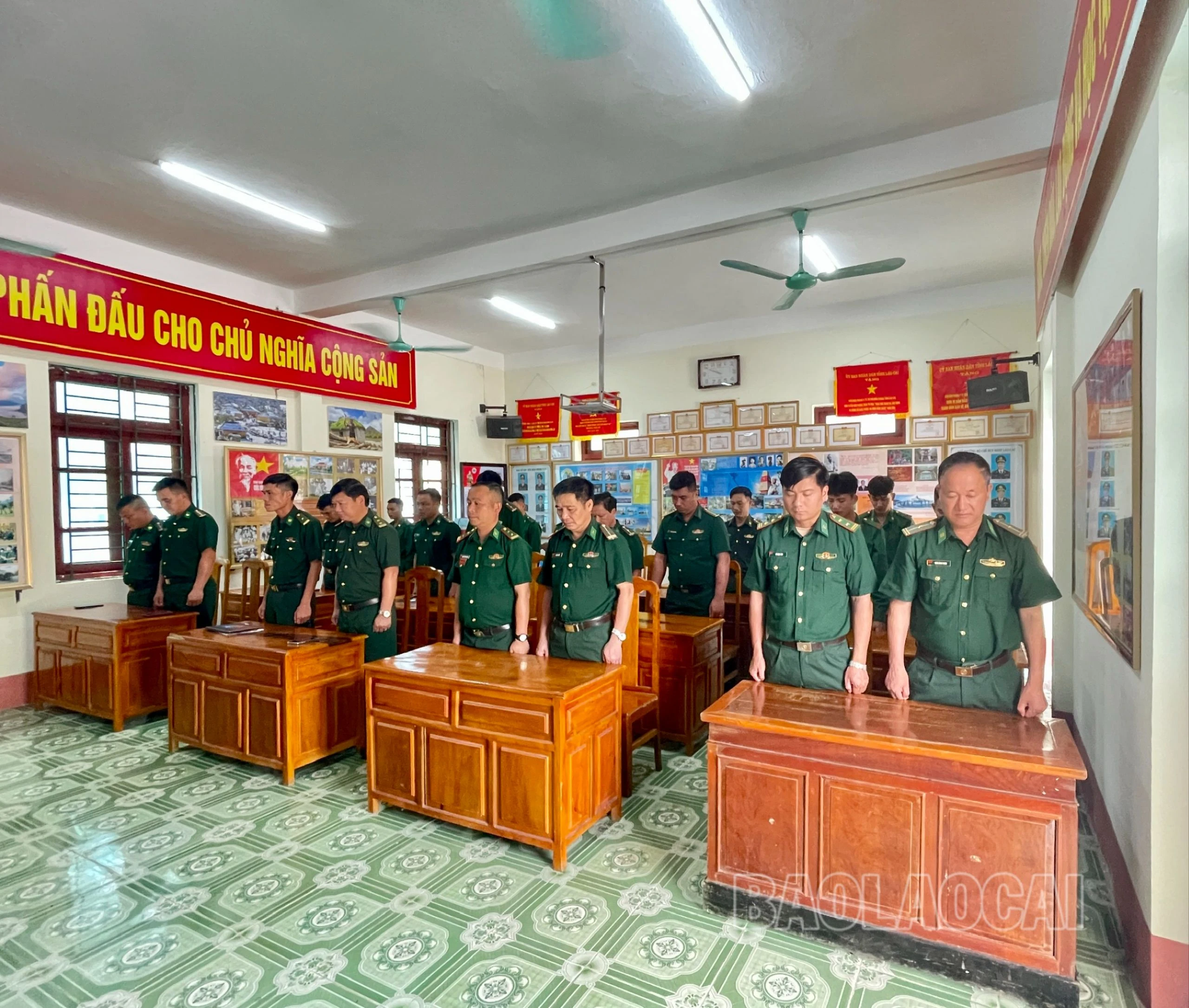 Cán bộ, chiến sĩ dành 1 phút tưởng niệm đồng chí Tổng Bí thư Nguyễn Phú Trọng.