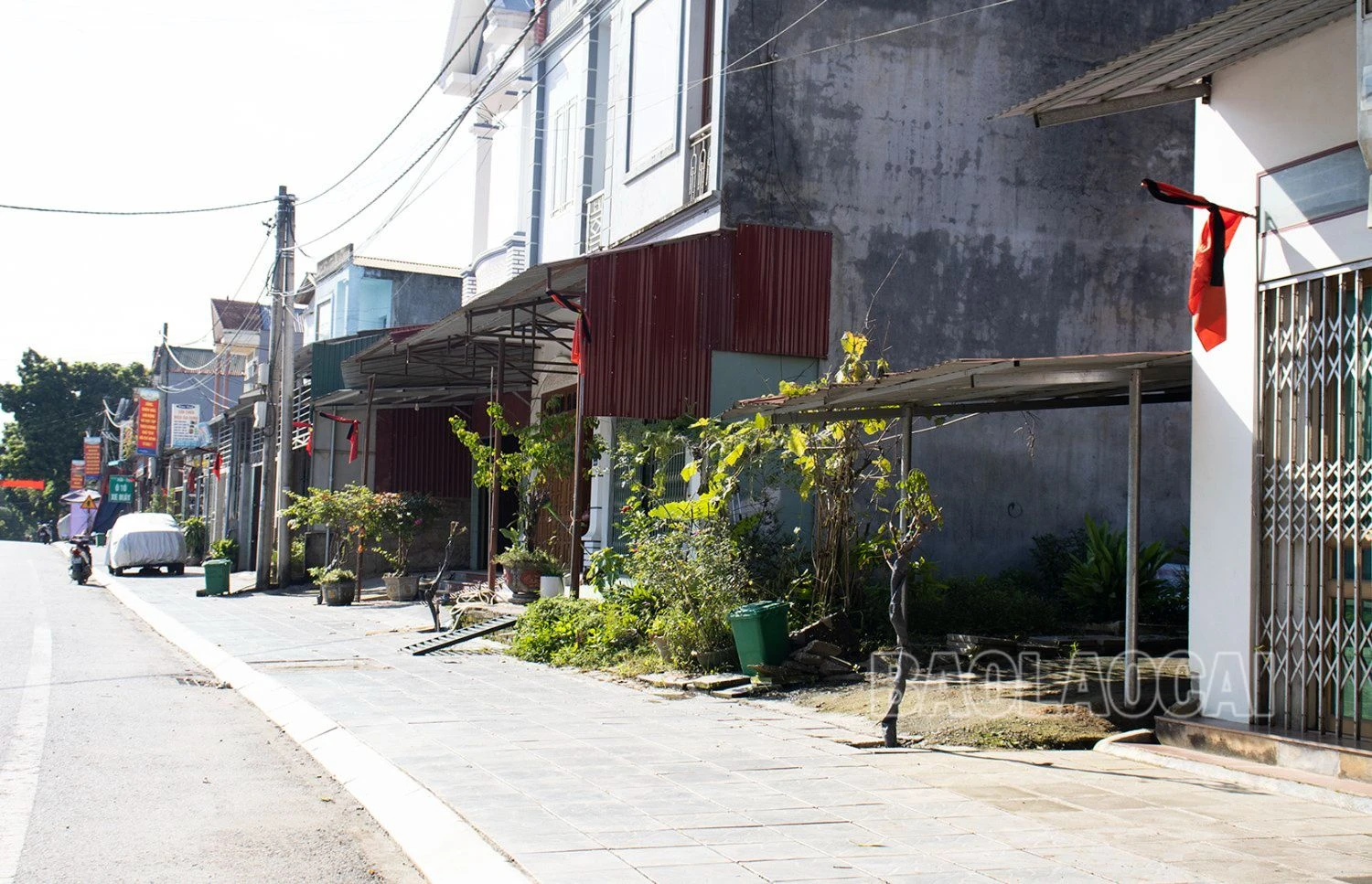 Người dân ở tuyến đường Võ Nguyên Giáp qua tổ dân phố 3A, 3B, 4A thuộc thị trấn Phố Ràng, Bảo Yên treo cờ rủ tưởng niệm Tổng Bí thư Nguyễn Phú Trọng.