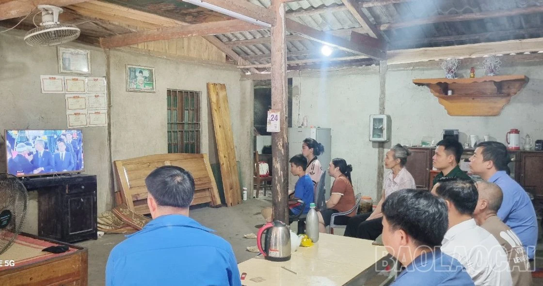 Người dân xã Yên Sơn theo dõi Lễ Quốc tang Tổng Bí thư Nguyễn Phú Trọng qua truyền hình.