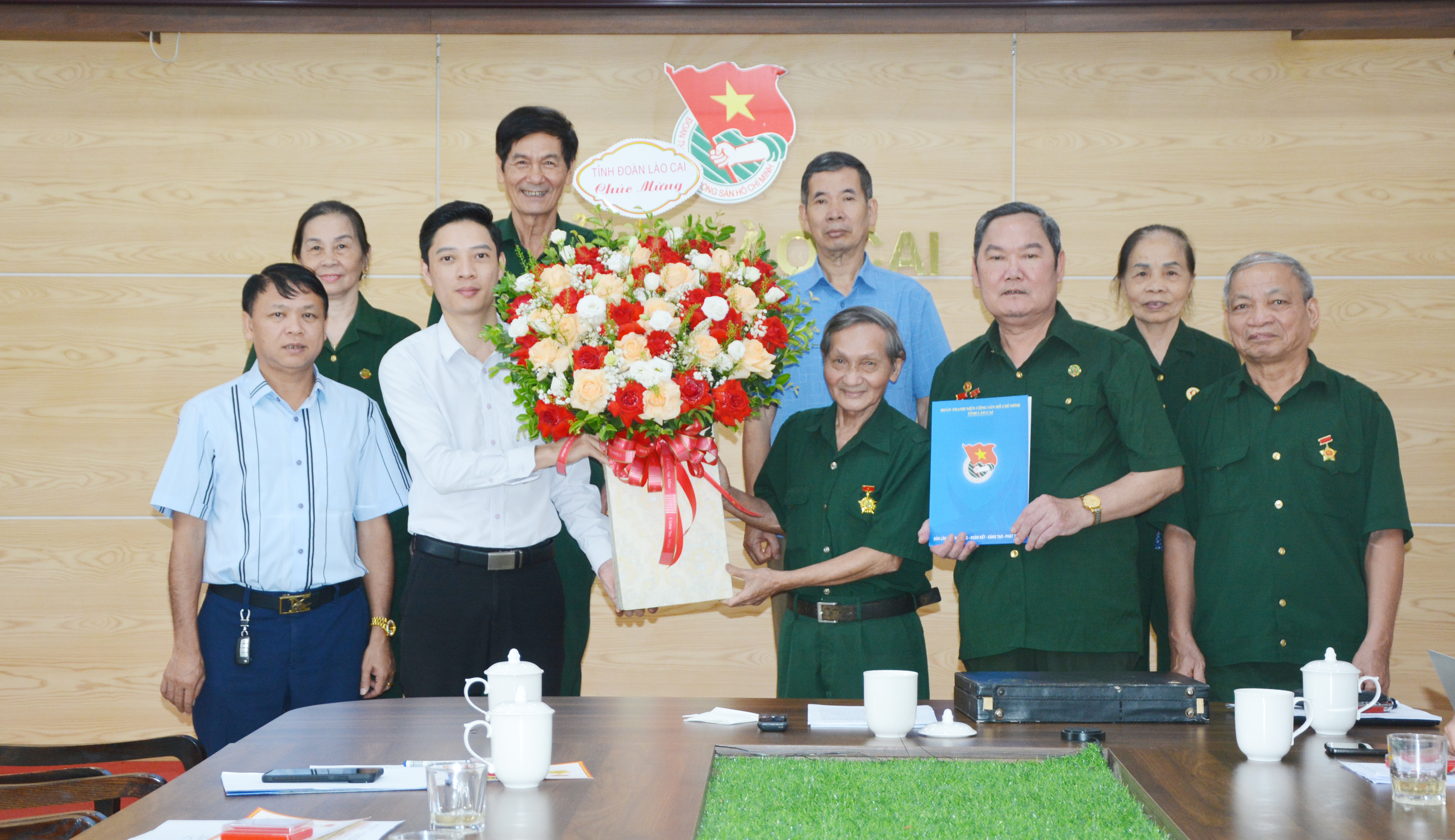 Thường trực Tỉnh đoàn tặng hoa chúc mừng Hội Cựu Thanh niên xung phong. DSC_6749.JPG