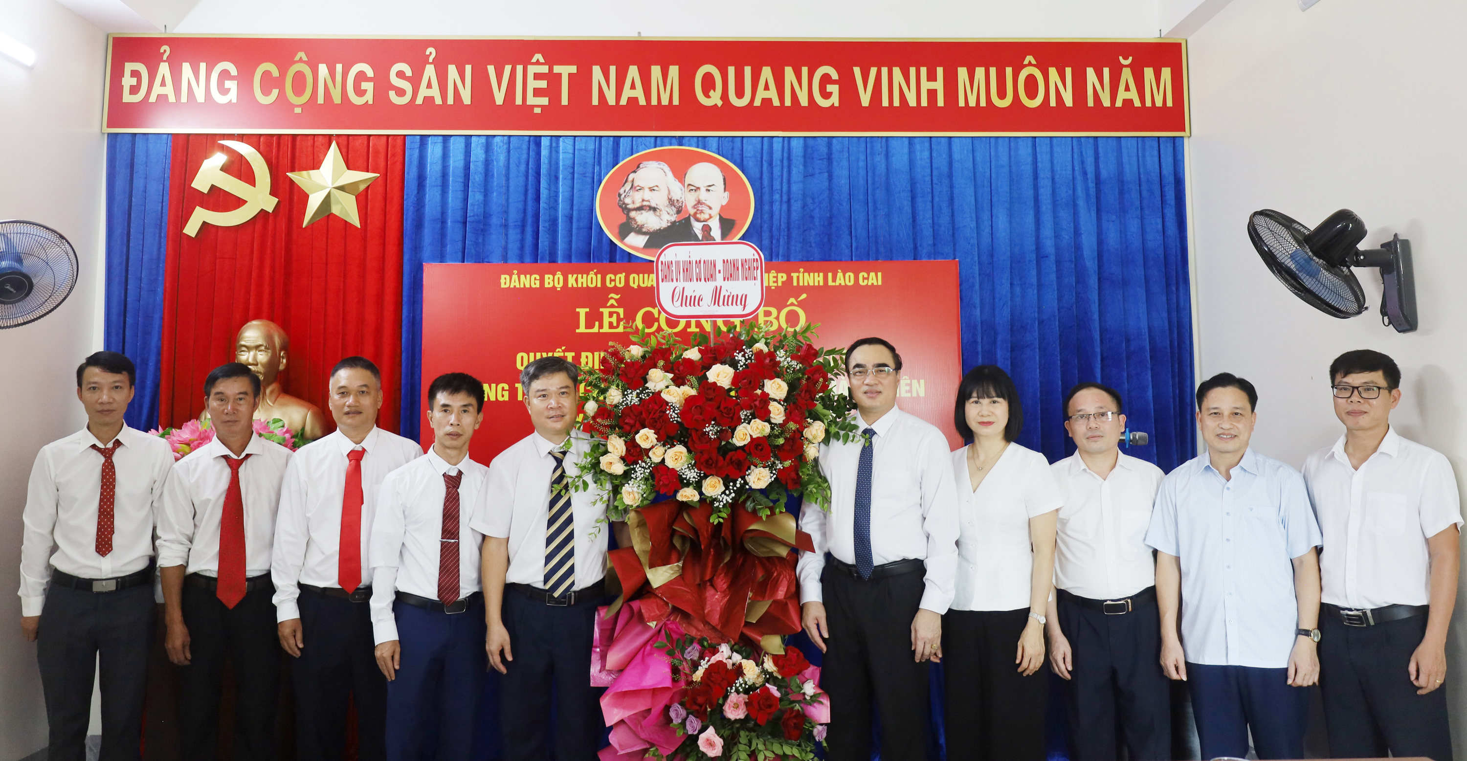 Thường trực, lãnh đạo các ban, văn phòng thuộc Đảng ủy Khối Cơ quan - Doanh nghiệp tỉnh tặng hoa chúc mừng chi bộ công ty. IMG_1819.JPG