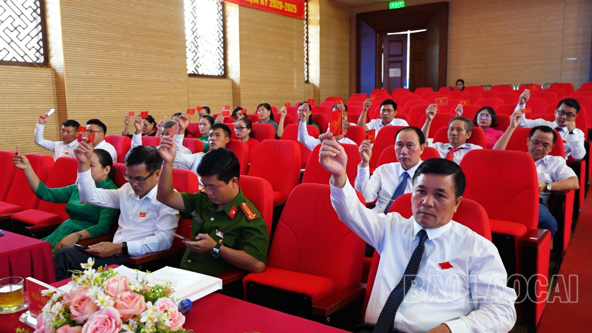 Đại biểu biểu quyết thông qua các nghị quyết tại kỳ họp. z5639145931329_e4b4556f83c7f665de8bdcd2660d944f.jpg