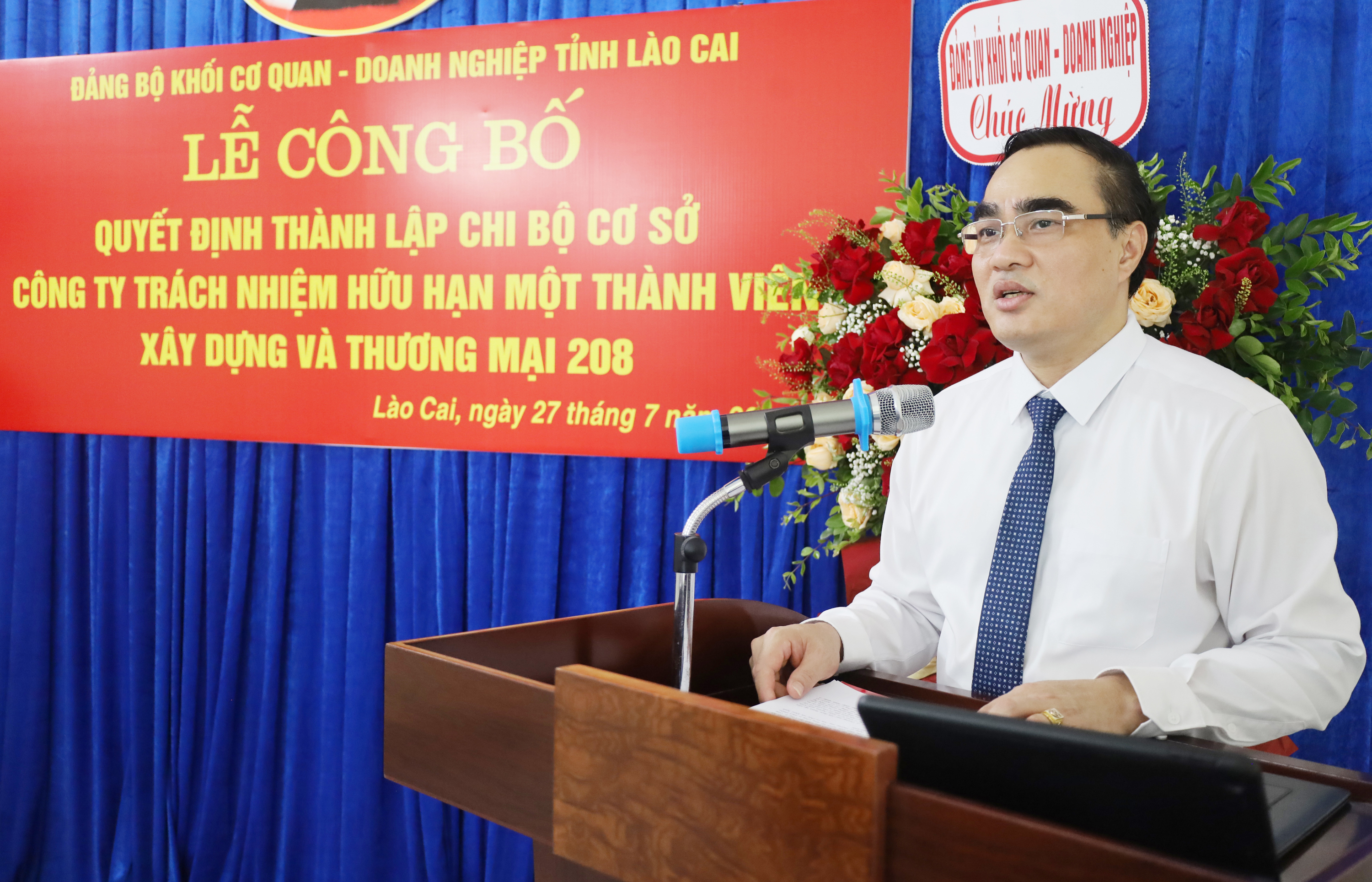 Đồng chí Nguyễn Hữu Long, Bí thư Đảng ủy Khối Cơ quan - Doanh nghiệp tỉnh phát biểu tại buổi lễ. IMG_1834.JPG