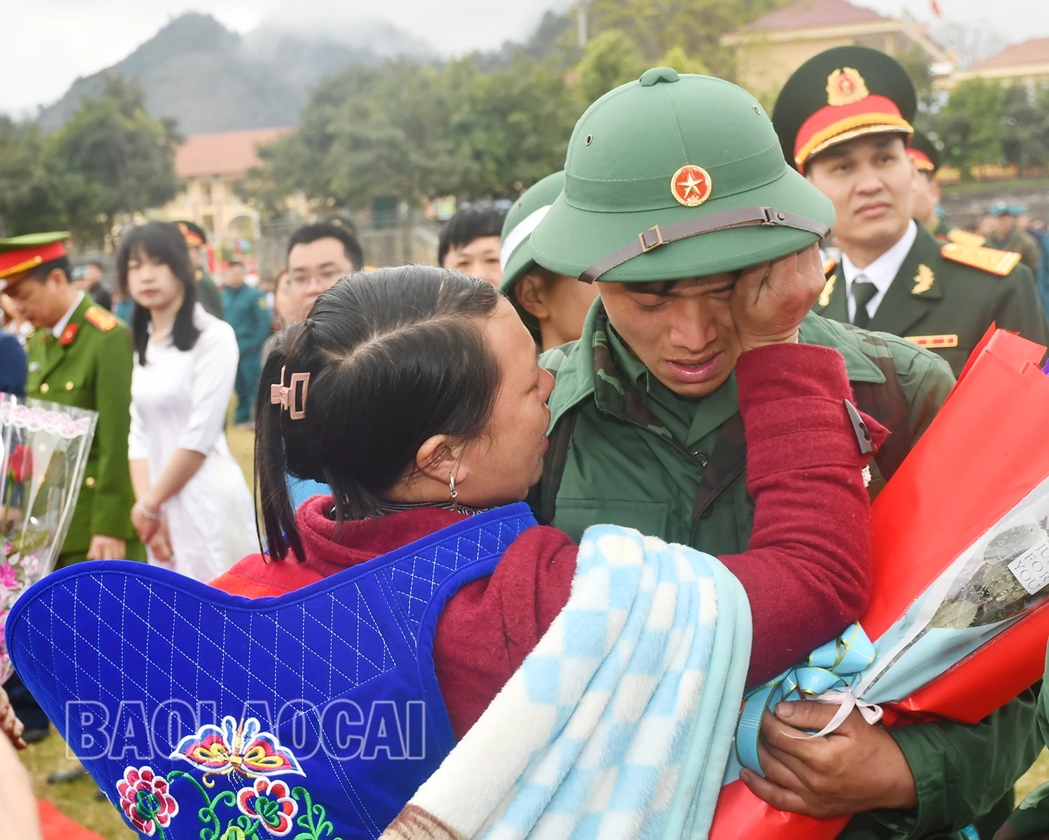 Bịn rịn chia tay người thân trước giờ khởi hành.jpg