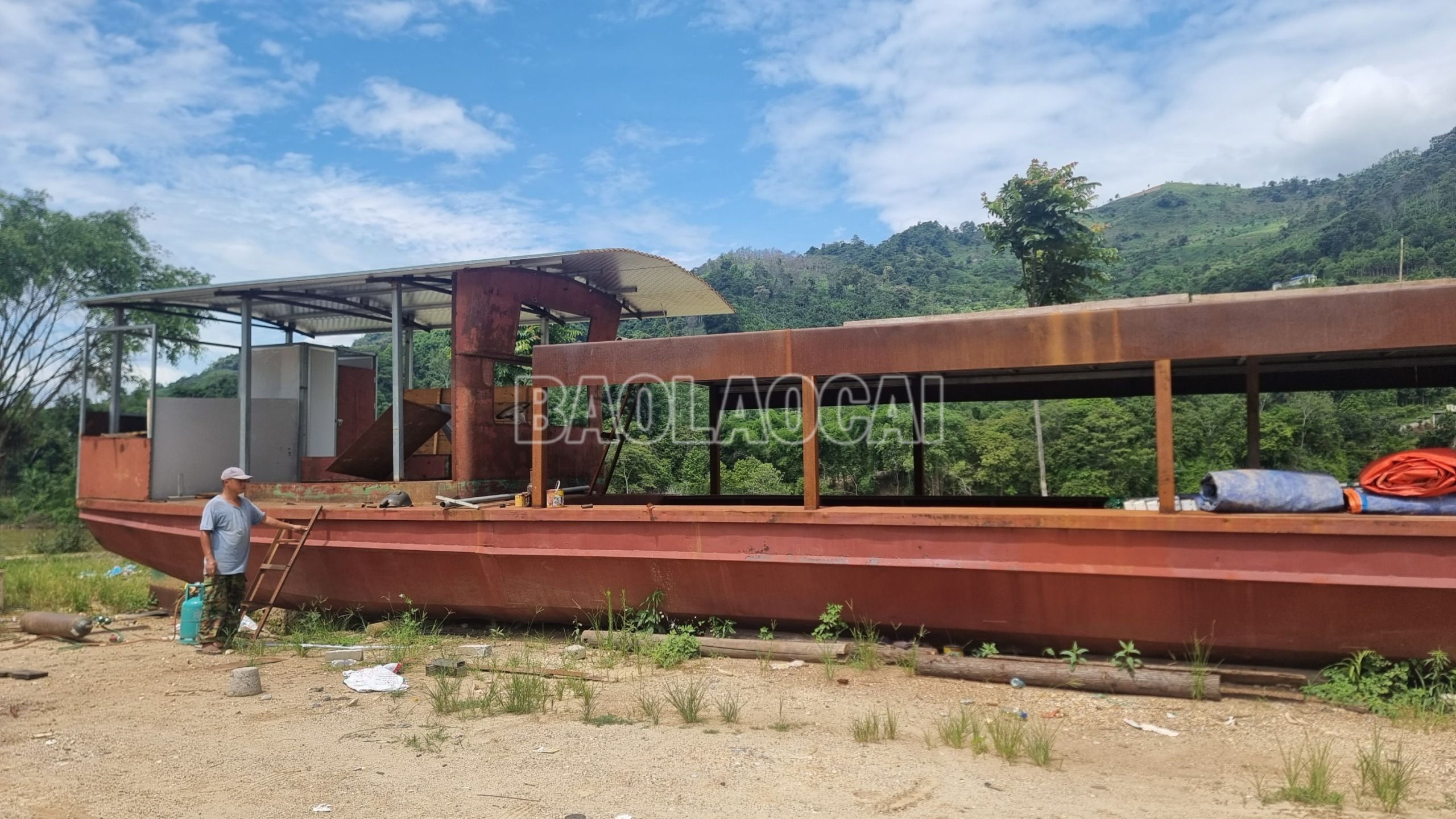 Có hộ đầu tư cả tỷ đồng để hoán cải một thuyền chở cát thành thuyền chở khách dù khi hoàn thiện, chiếc thuyền này sẽ không thể đăng kiểm và đi vào hoạt động. Có hộ dân đầu tư cả tỷ đồng để hoán cải một thuyền chở cát thành thuyền chở khách dù khi hoàn thiện, chiếc thuyền này sẽ không thể đăng kiểm và đi vào hoạt động..jpg