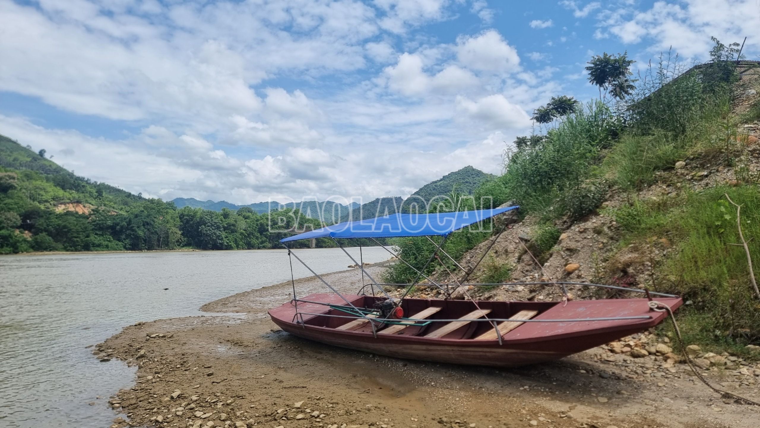 Hầu hết các thuyền máy vận chuyển khách du lịch được đóng thủ công, không đảm bảo tiêu chuẩn kỹ thuật để đăng kiểm. Hầu hết các thuyền máy vận chuyển khách du lịch được đóng thủ công, không đảm bảo tiêu chuẩn kỹ thuật để đăng kiểm..jpg