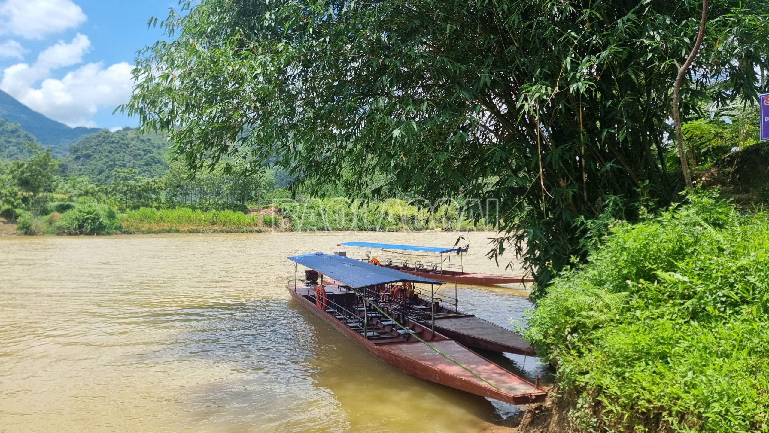 Xã Bảo Nhai hiện có hàng trăm phương tiện thuyền máy phải nằm bờ vì không được đăng kiểm, đăng ký để hoạt động. Xã Bảo Nhai hiện có hàng trăm phương tiện thuyền máy phải nằm bờ vì không được đăng kiểm, đăng kí để hoạt động..jpg