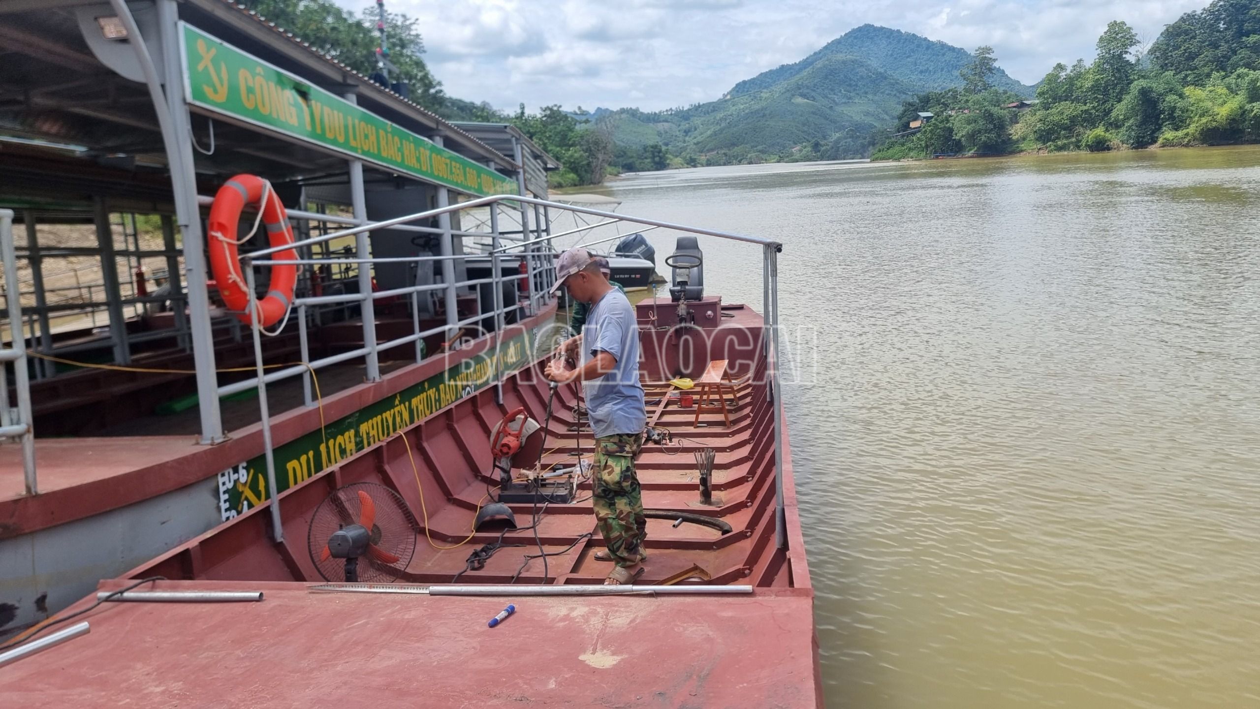 Dù đã được cảnh báo, nhưng một số hộ vẫn đang tiếp tục cải tạo, hoán cải thuyền chở cát thành thuyền chở khách du lịch. Du đã được cảnh báo, nhưng một số hộ dân vẫn đang tiếp tục cải tạo, hoán cải thuyền chở cát thành thuyền chở khách du lịch..jpg