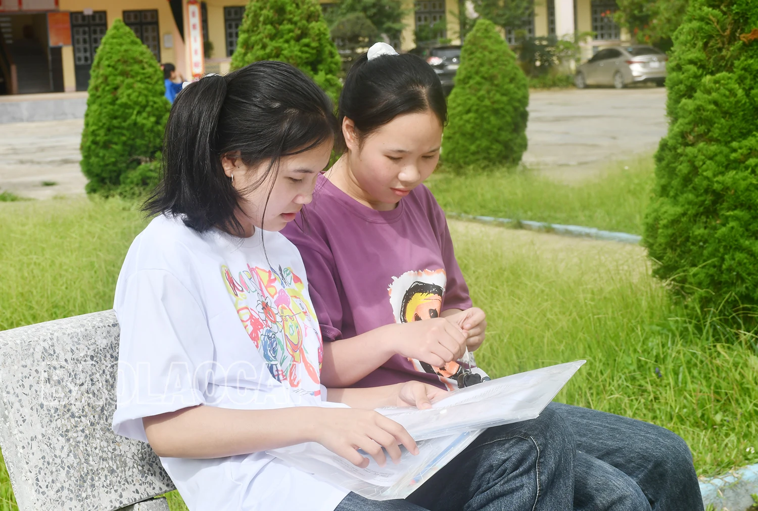 Thí sinh điểm thi Trường THPT số 1 huyện Si Ma Cai trao đổi sau khi kết thúc môn thi Tiếng Anh.