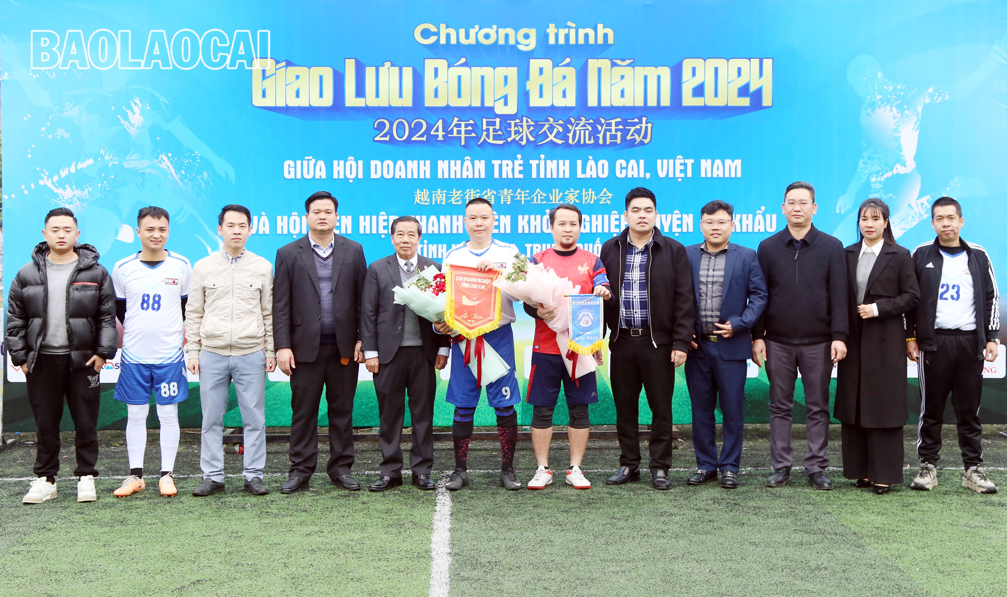 Ban tổ chức tặng hoa và cờ lưu niệm cho 2 đội. A5.jpg