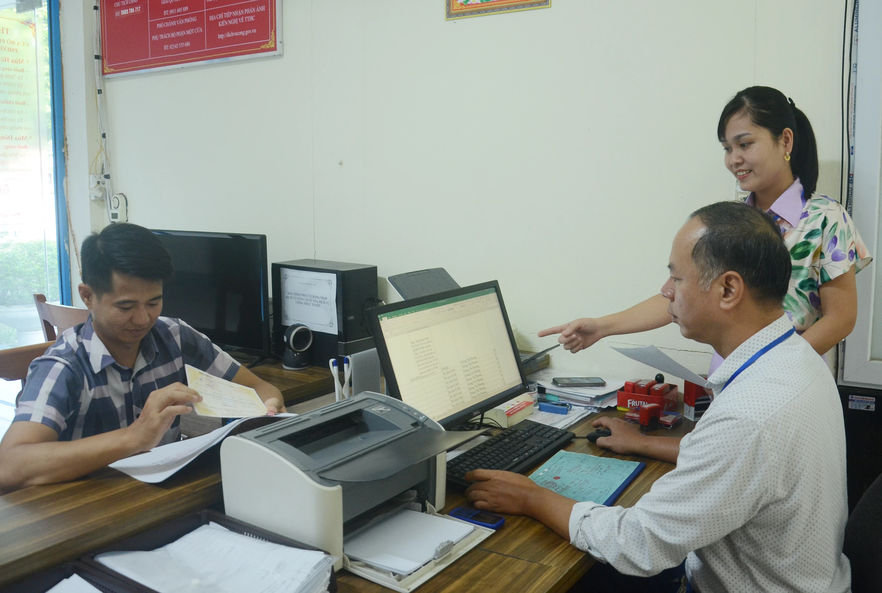 Lãnh đạo UBND phường Bắc Cường giám sát thường xuyên để thủ tục hành chính được thực hiện nghiêm túc, đúng quy định.JPG