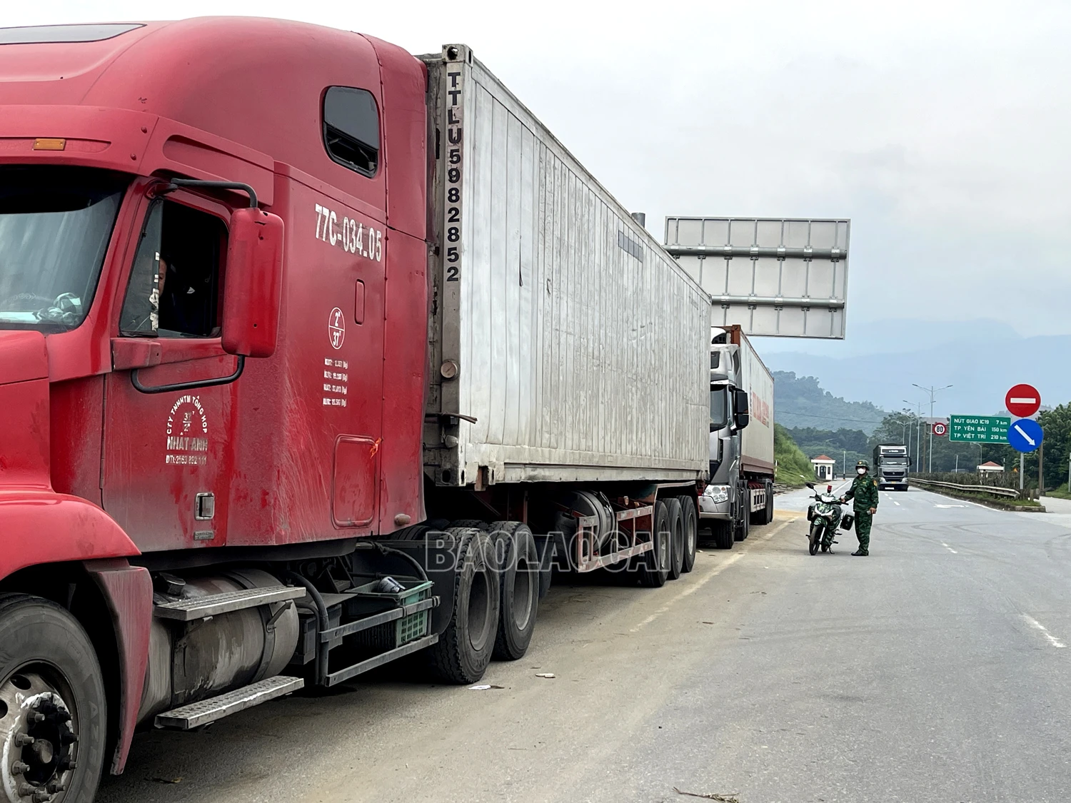 Chỉ khi có cán bộ biên phòng tuần tra nhắc nhở, các tài xế mới di chuyển xe đi nơi khác.