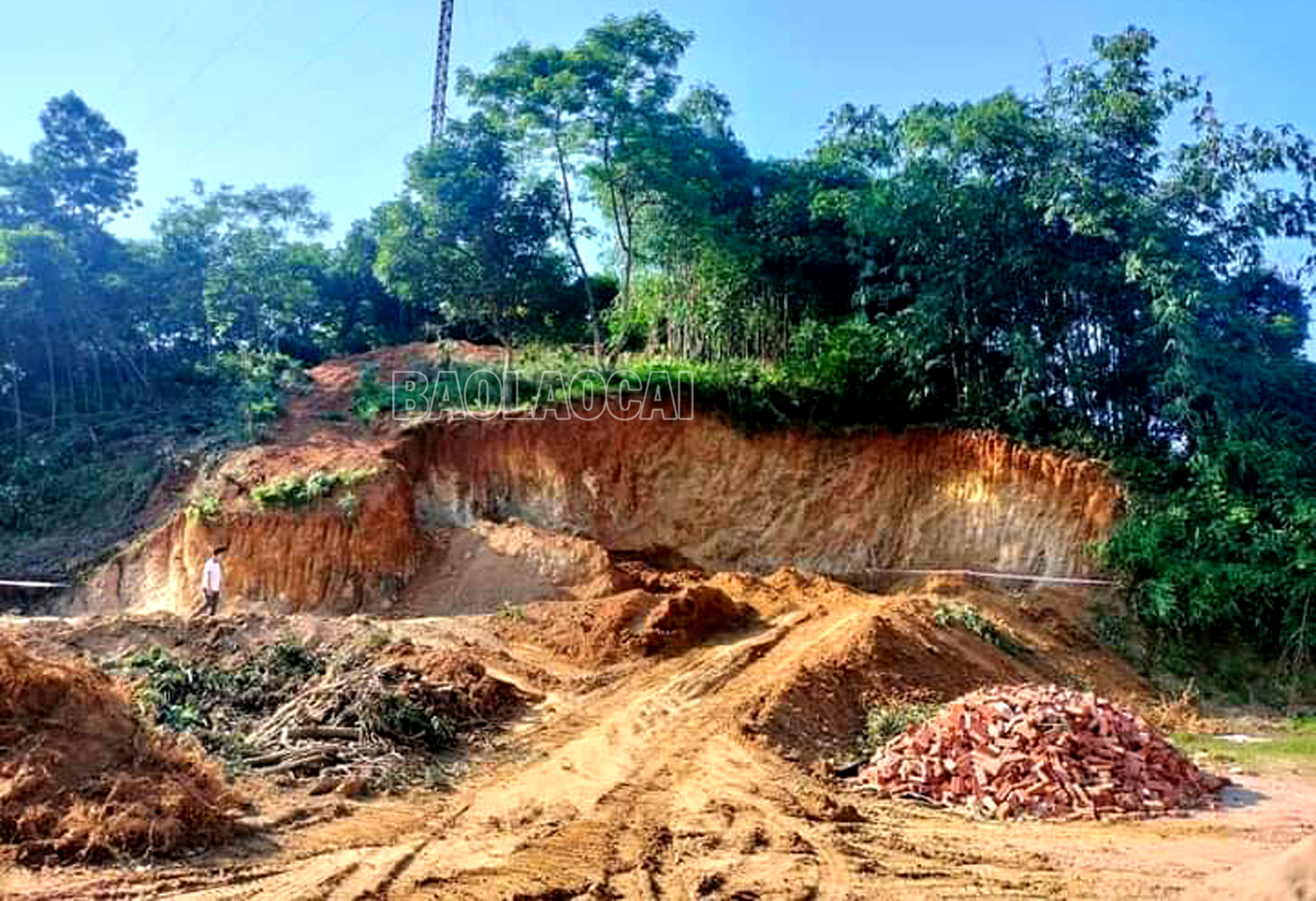 Khu vực thi công san nền phát hiện vật thể nghi là bom. IMG-0316.jpg