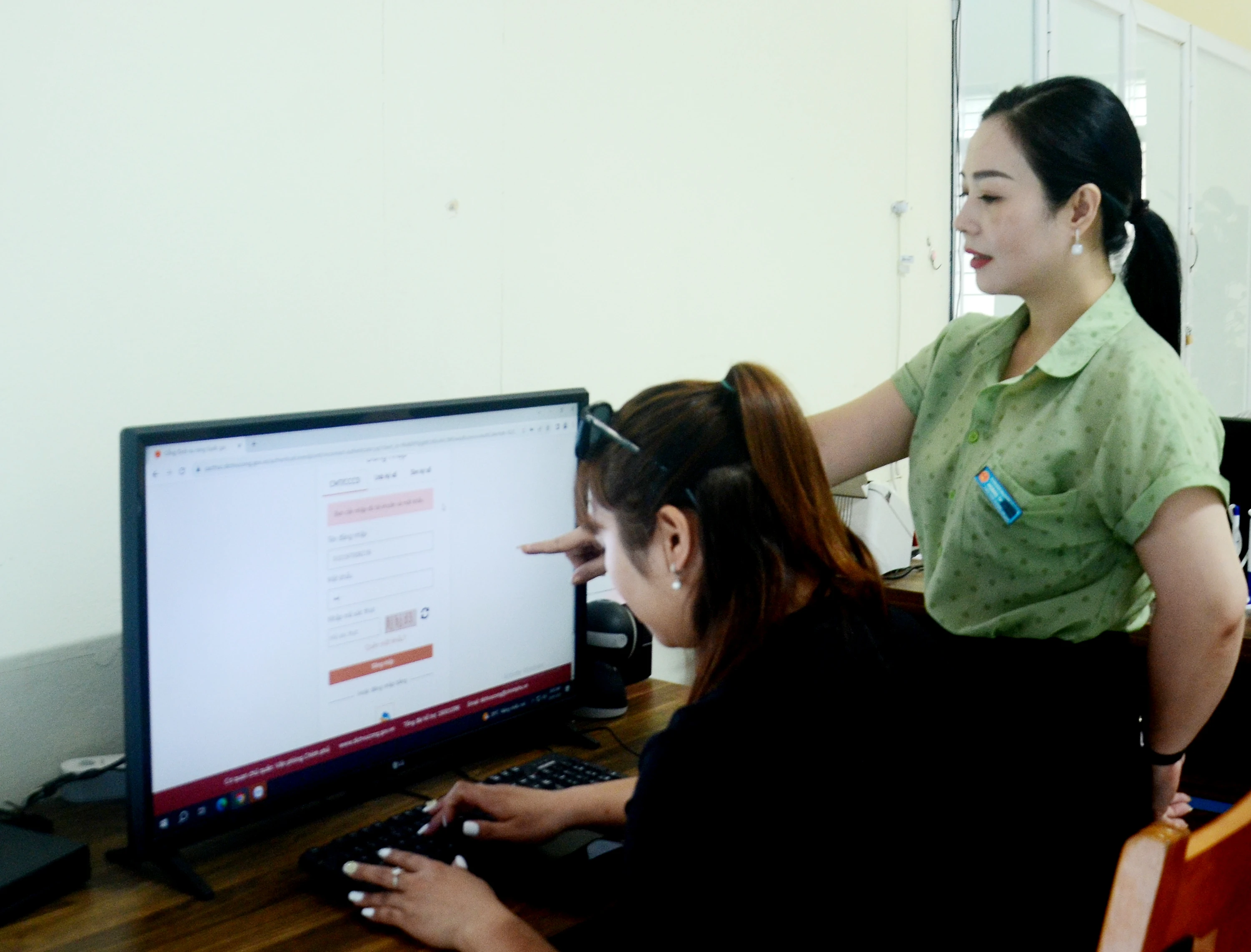 Chị La Thị Tuyết được cán bộ phừng Bắc Cường hướng dẫn khai hồ sơ đăng ký kết hôn trên dịch vụ công.JPG