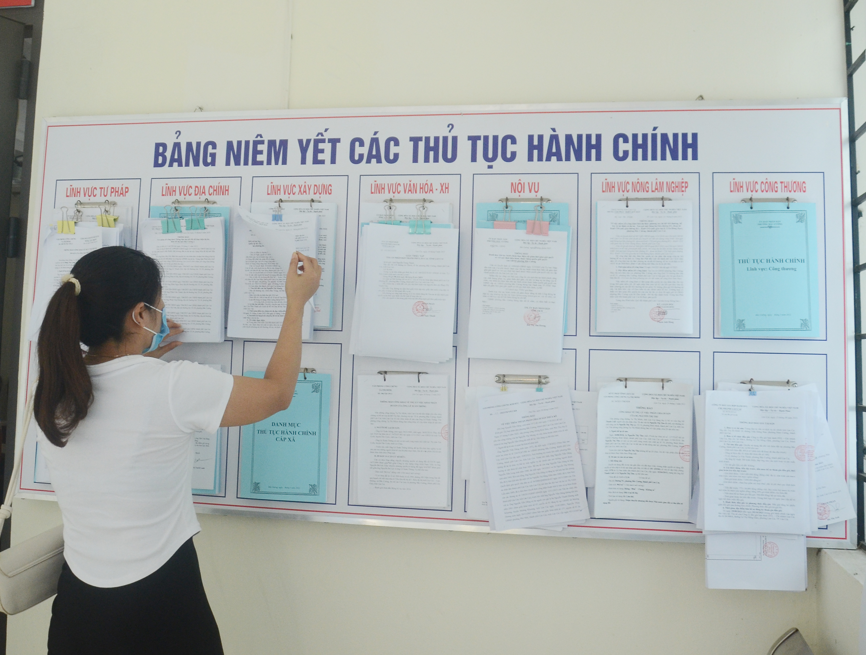 Các thủ tục hành chính thuộc thẩm quyền giải quyết của phường Bắc Cường đều được công khai theo quy định, niêm yết tại bộ phận một cửa. Thủ tục hành chính được niêm yết công khai tại trụ sở phường Bắc Cường.JPG
