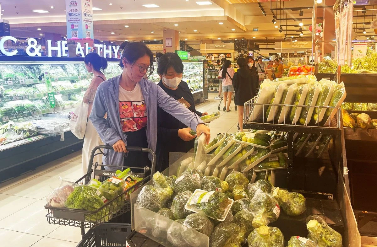 Người dân mua hàng tại Trung tâm thương mại Aeon Mall (quận Long Biên).