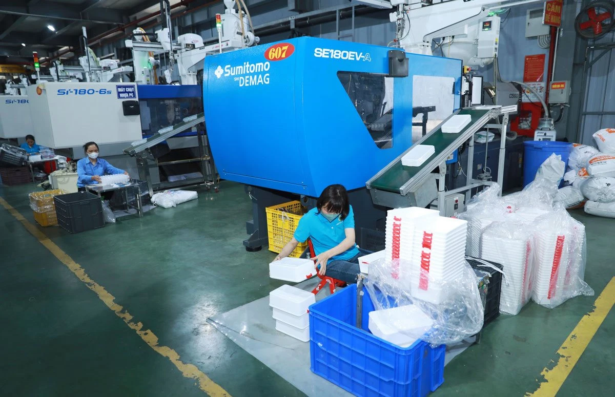 Chính sách giảm thuế giá trị gia tăng 2% góp phần giảm giá hàng hóa, kích thích tiêu dùng, tạo điều kiện để doanh nghiệp phát triển sản xuất, kinh doanh. Trong ảnh: Dây chuyền sản xuất tại Công ty TNHH Sản xuất nhựa Việt Nhật (huyện Thanh Oai).