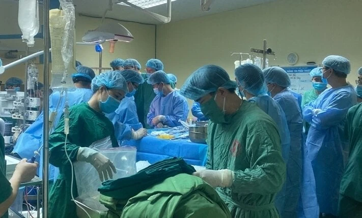 Gần 120 y, bác sĩ, điều dưỡng, kỹ thuật viên Bệnh viện Việt Nam - Thụy Điển Uông Bí lấy đa tạng từ một người cho chết não.