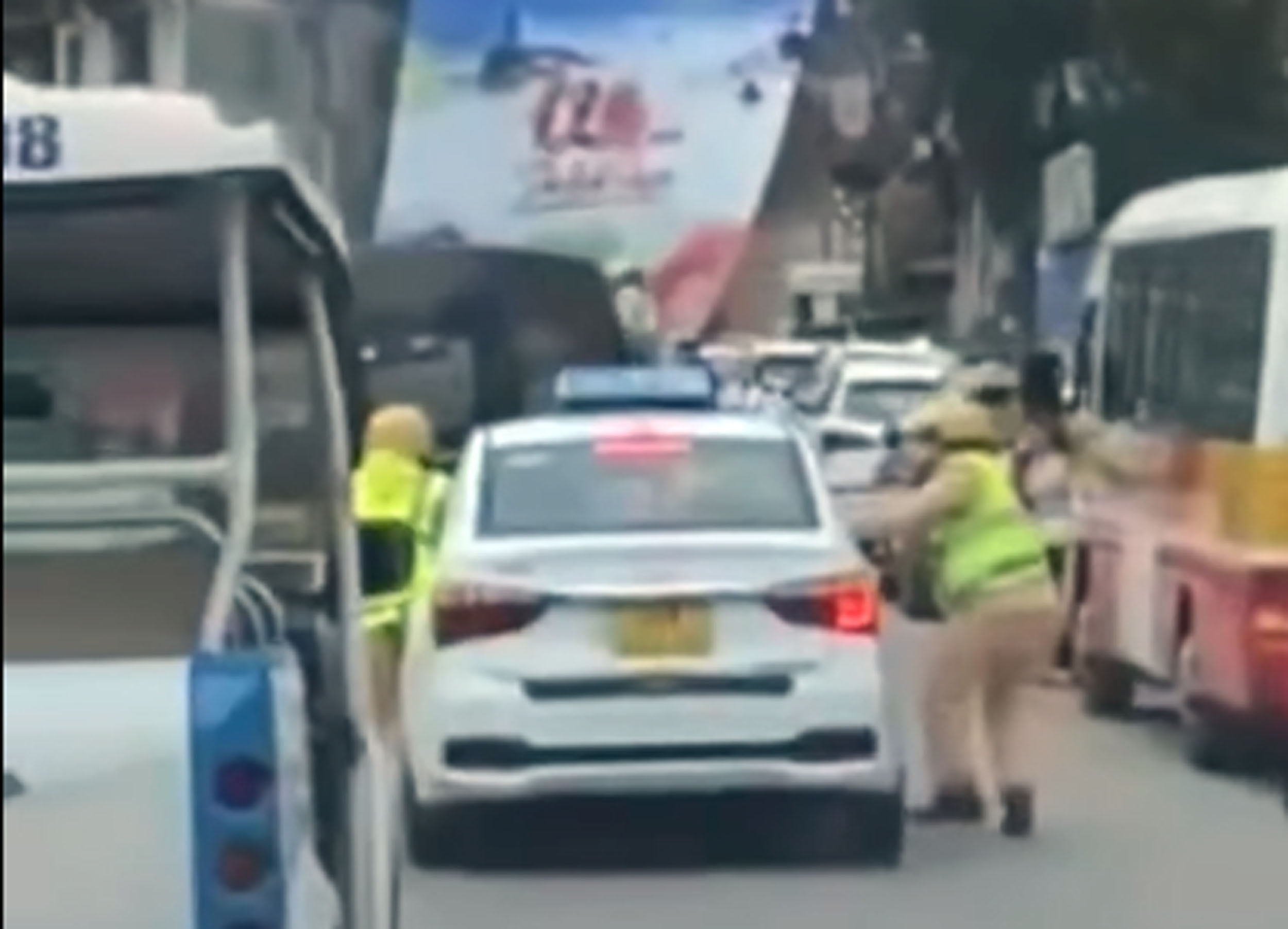Lực lượng cảnh sát giao thông kiên quyết xử lý tài xế taxi. Ảnh cắt từ clip A1.jpg