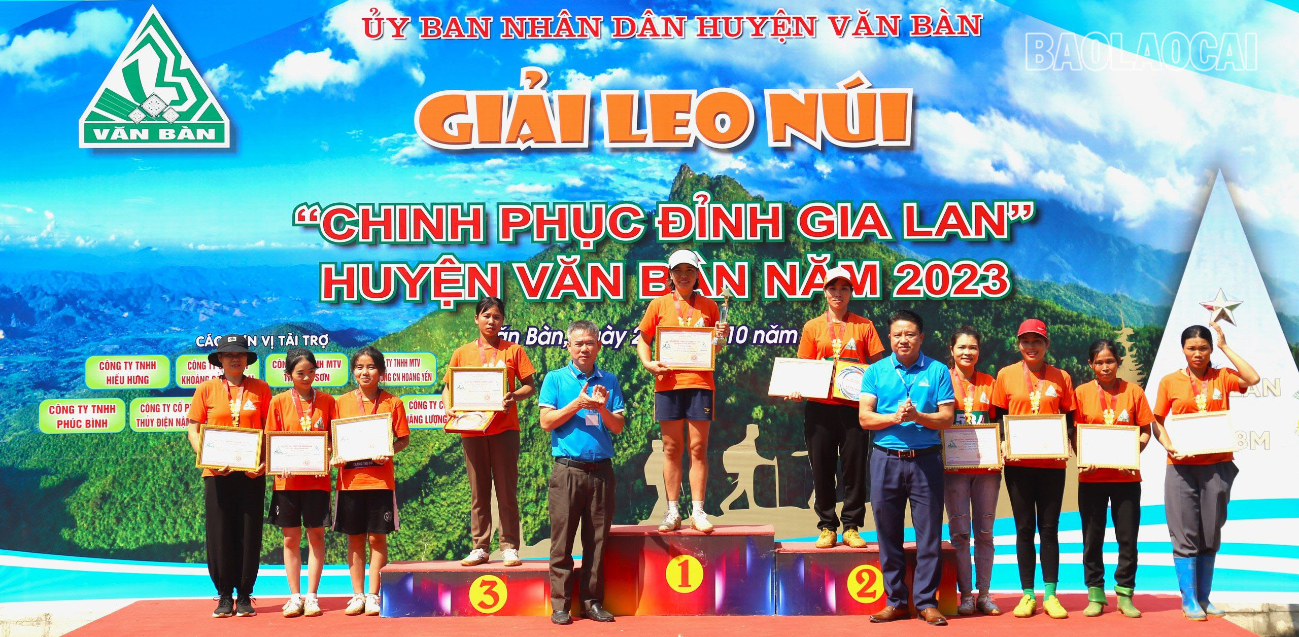 Trao giải cho các vận động viên nữ trong huyện Văn Bàn. Nu ngoai hyen.jpg