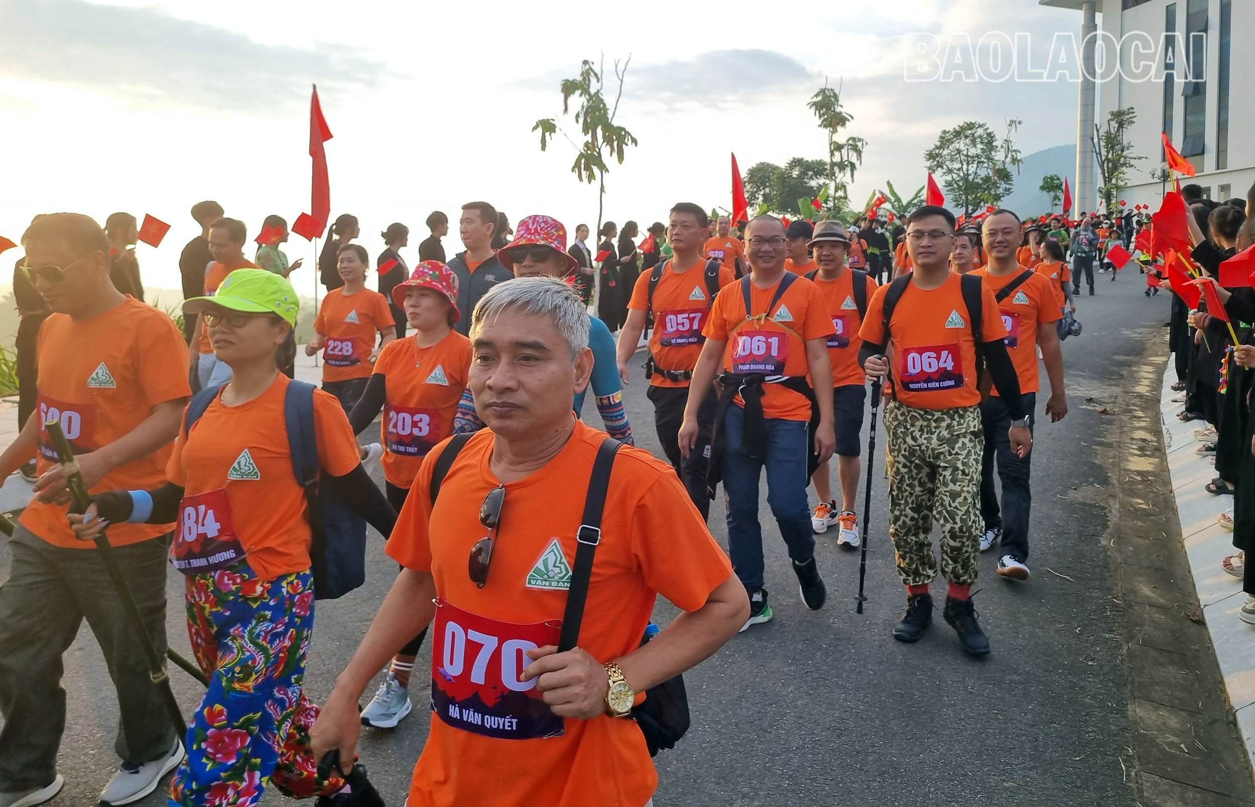 Hơn 600 vận động viên trong và ngoài huyện Văn Bàn tham dự giải. A1 (8).jpg