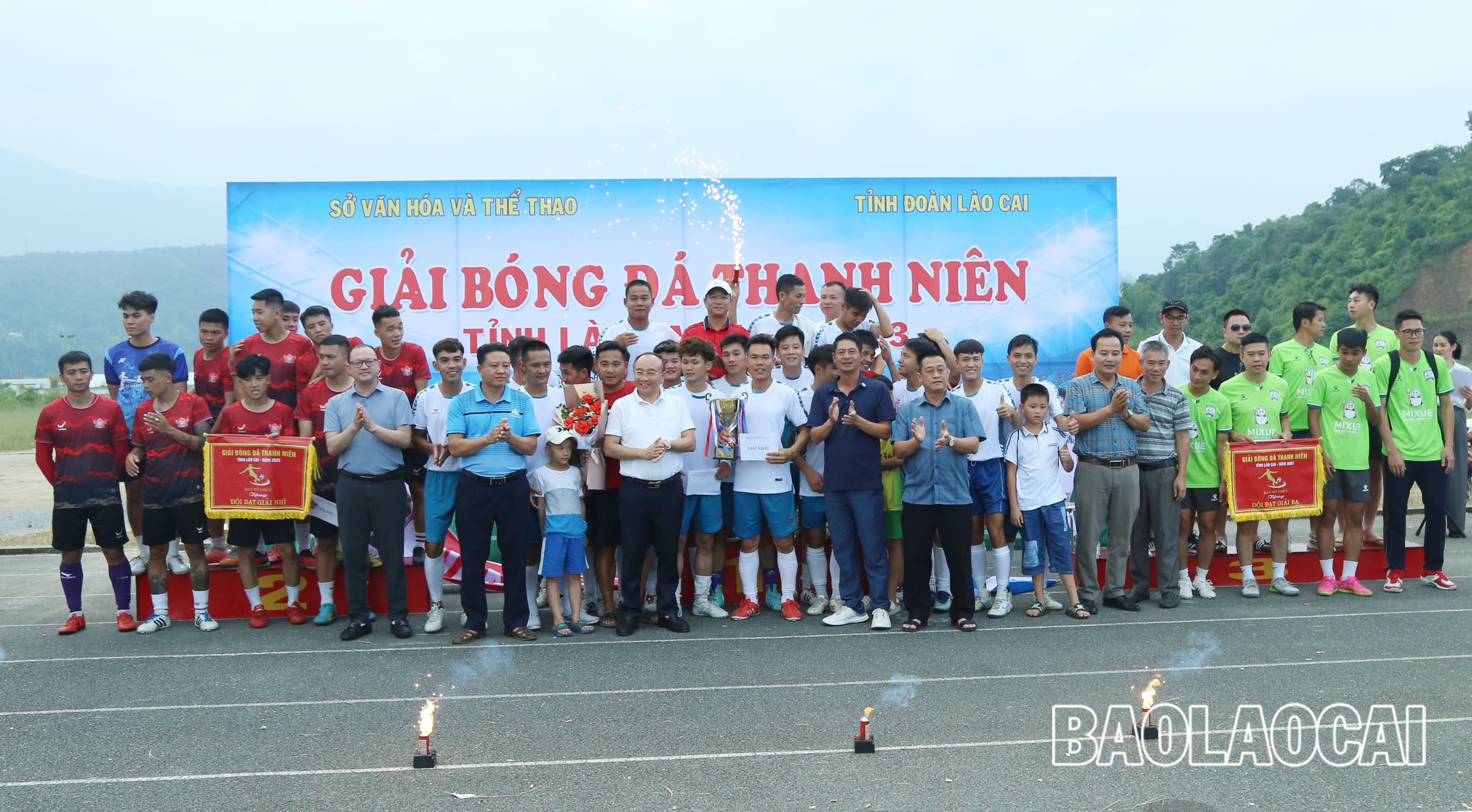 Trao giải cho các đội Nhất, Nhì và Ba. A2.jpg