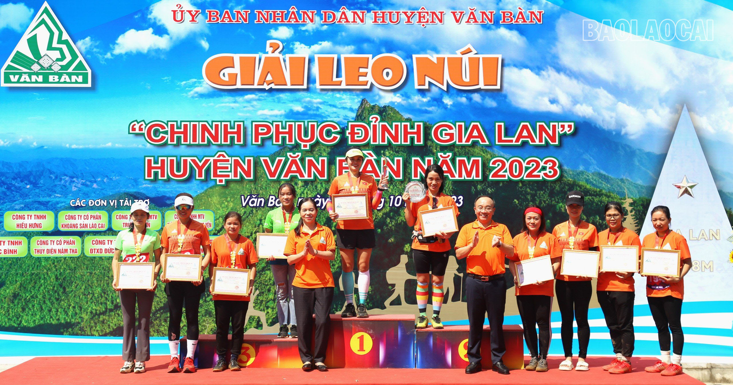 Trao giải cho các vận động viên nữ ngoài huyện Văn Bàn. Ngoai huyen 1.jpg