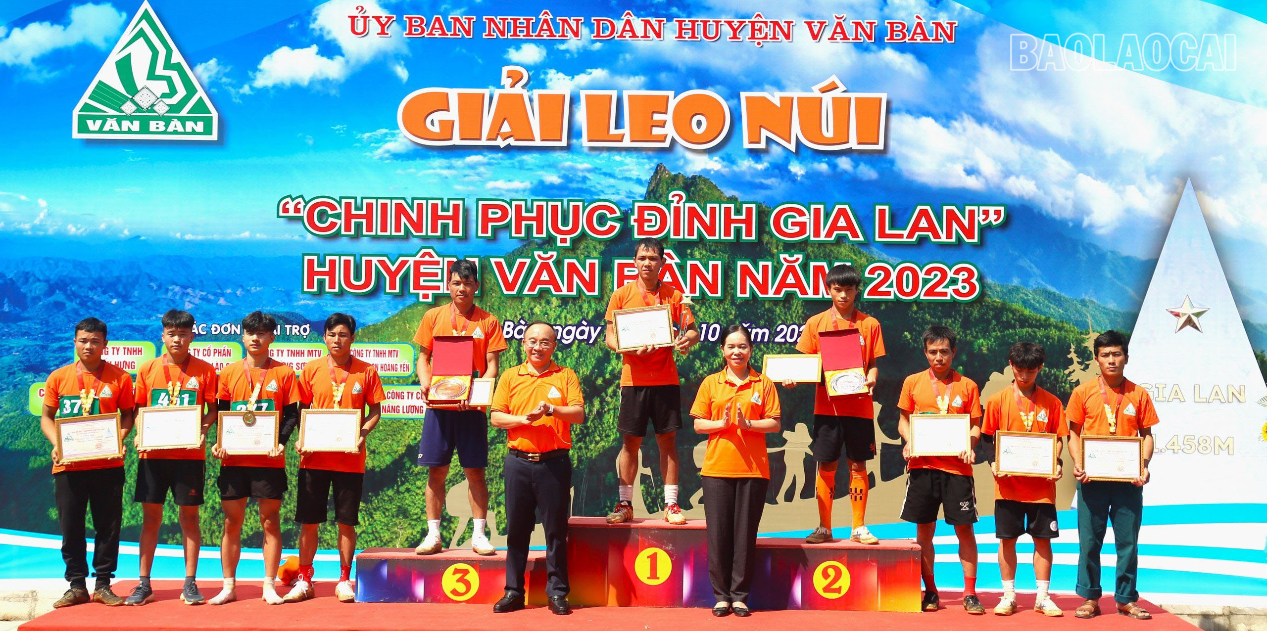 Trao giải cho các vận động viên nam trong huyện Văn Bàn. Nam ngoi huyen.jpg
