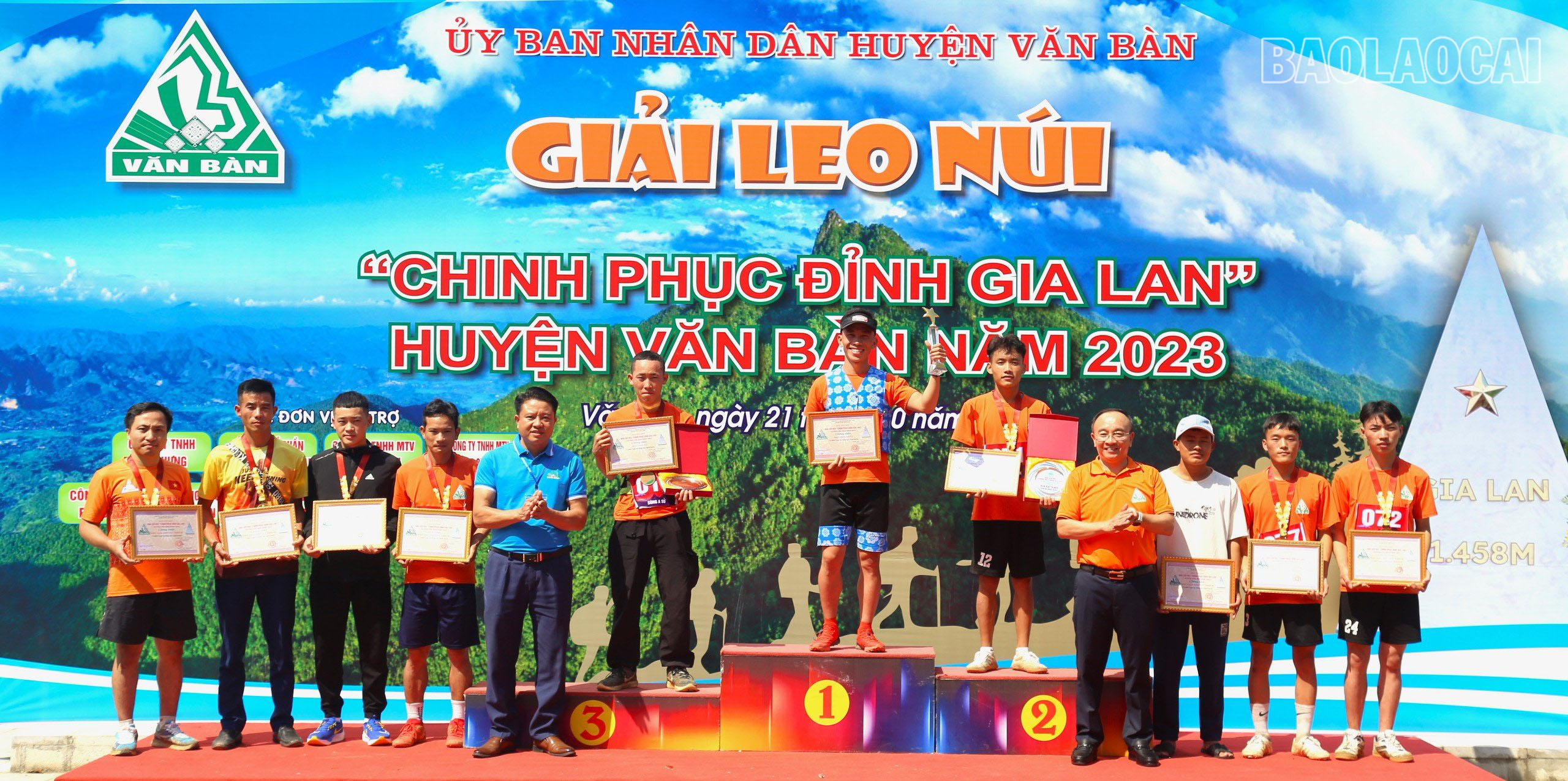 Trao giải cho các vận động viên nam ngoài huyện Văn Bàn. Nam trong huyen.jpg