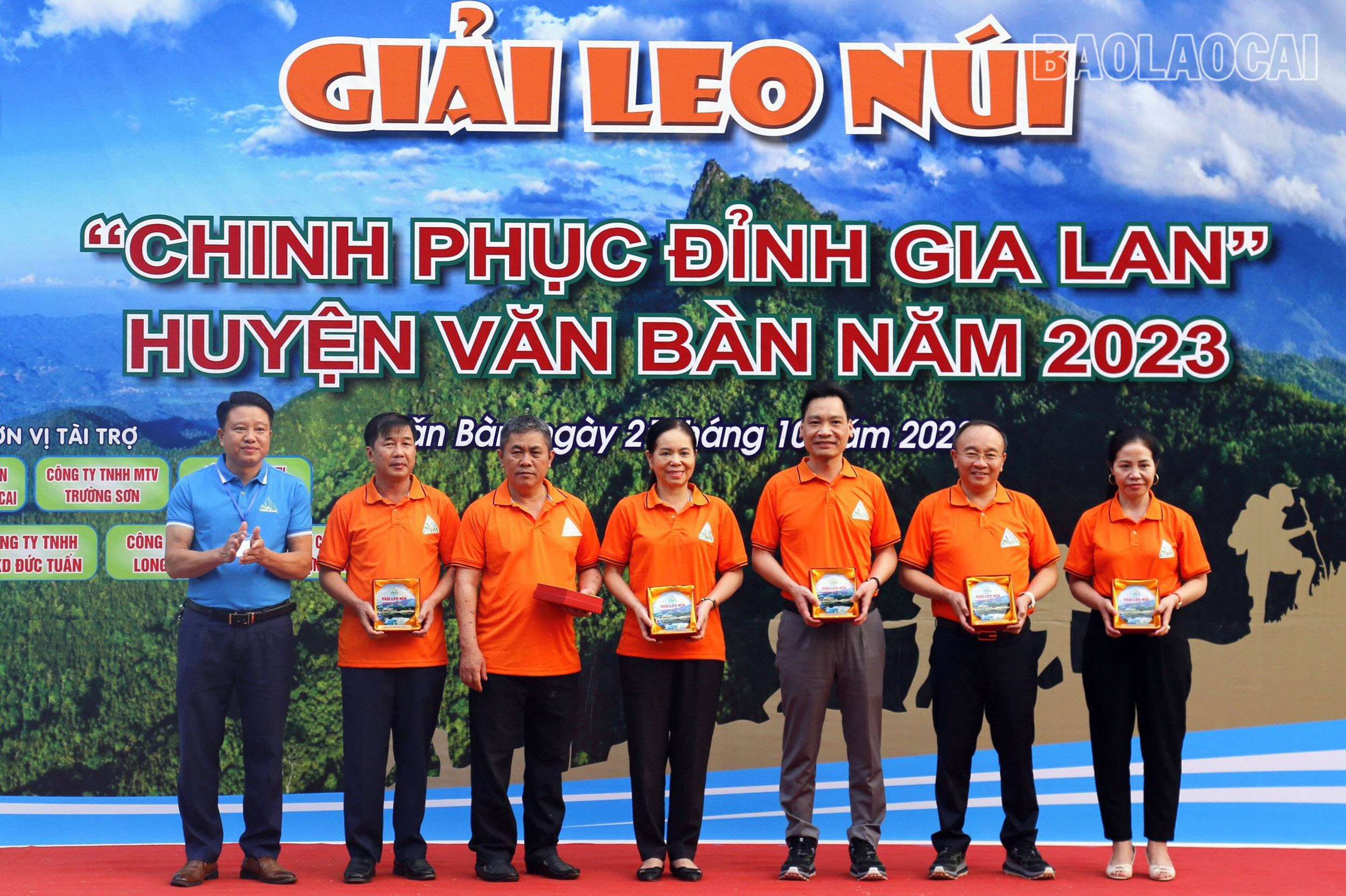 Trao kỷ niệm chương cho các đồng chí lãnh đạo tỉnh, huyện Văn Bàn tham dự giải. Ảnh 1 (2).jpg