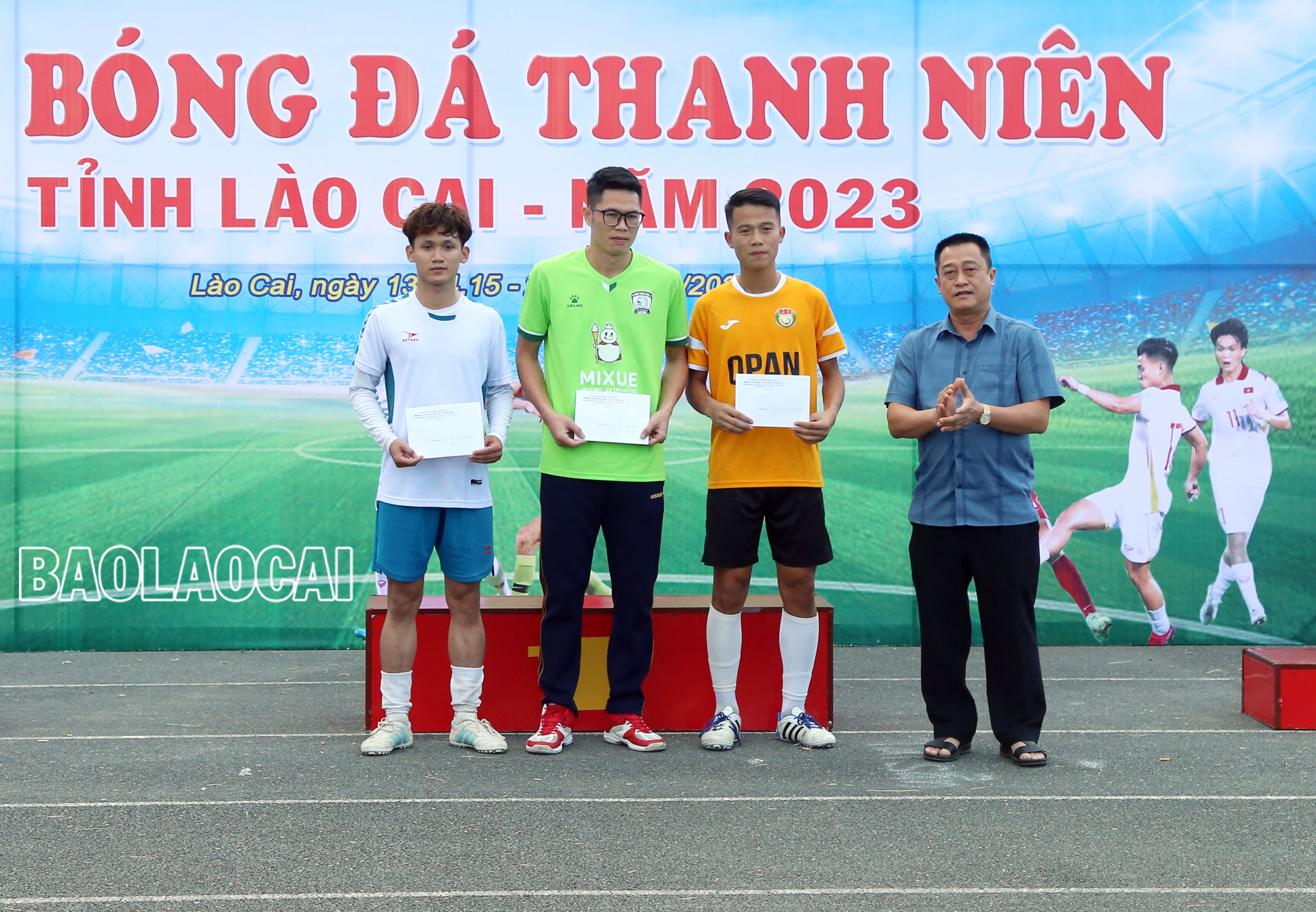 Trao giải cho cầu thủ xuất sắc nhất, cầu thủ ghi nhiều bàn thắng nhất và thủ môn xuất sắc nhất giải. A3.jpg