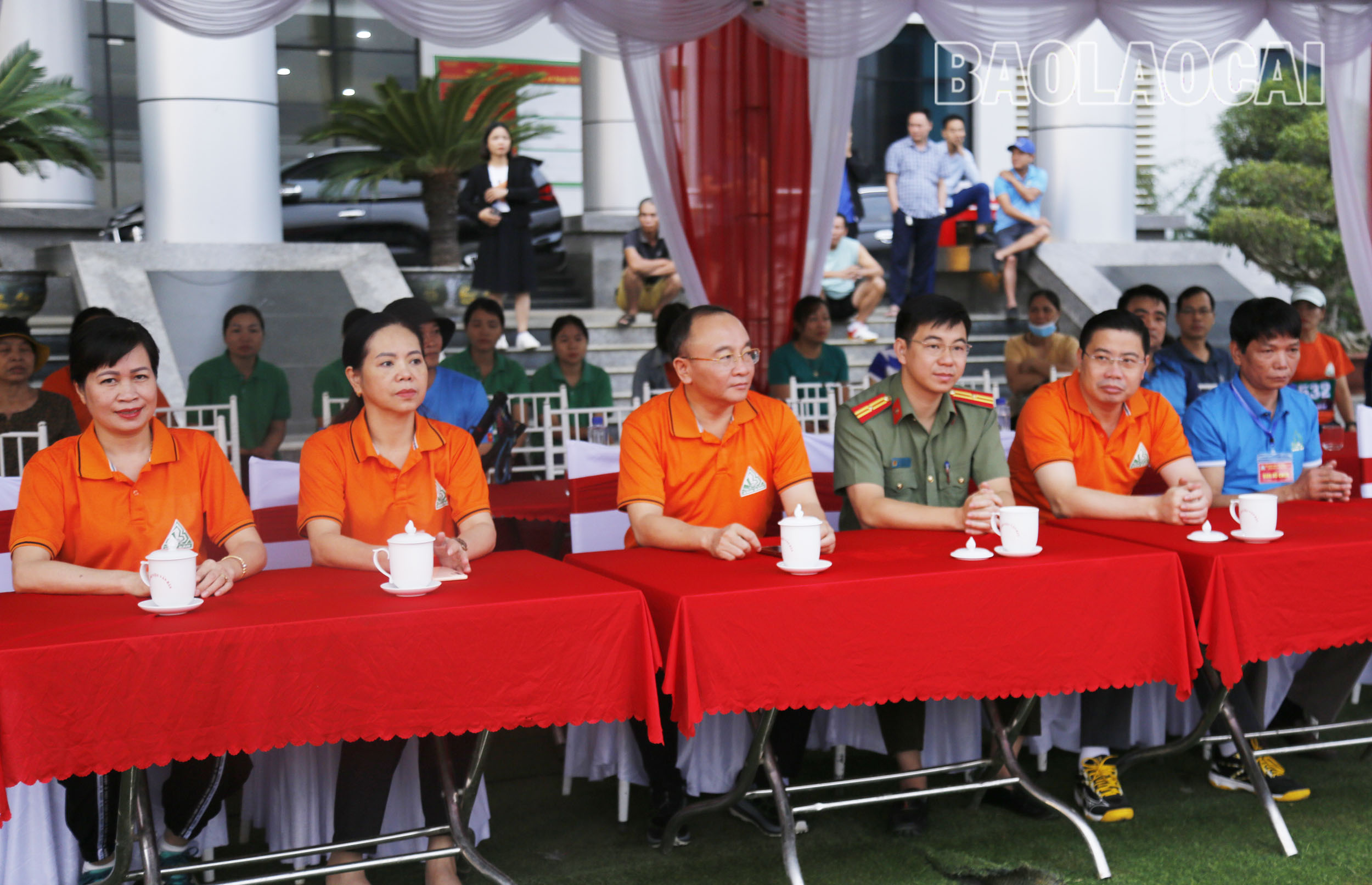 Các đại biểu tham dự Lễ khai mạc giải. At.jpg